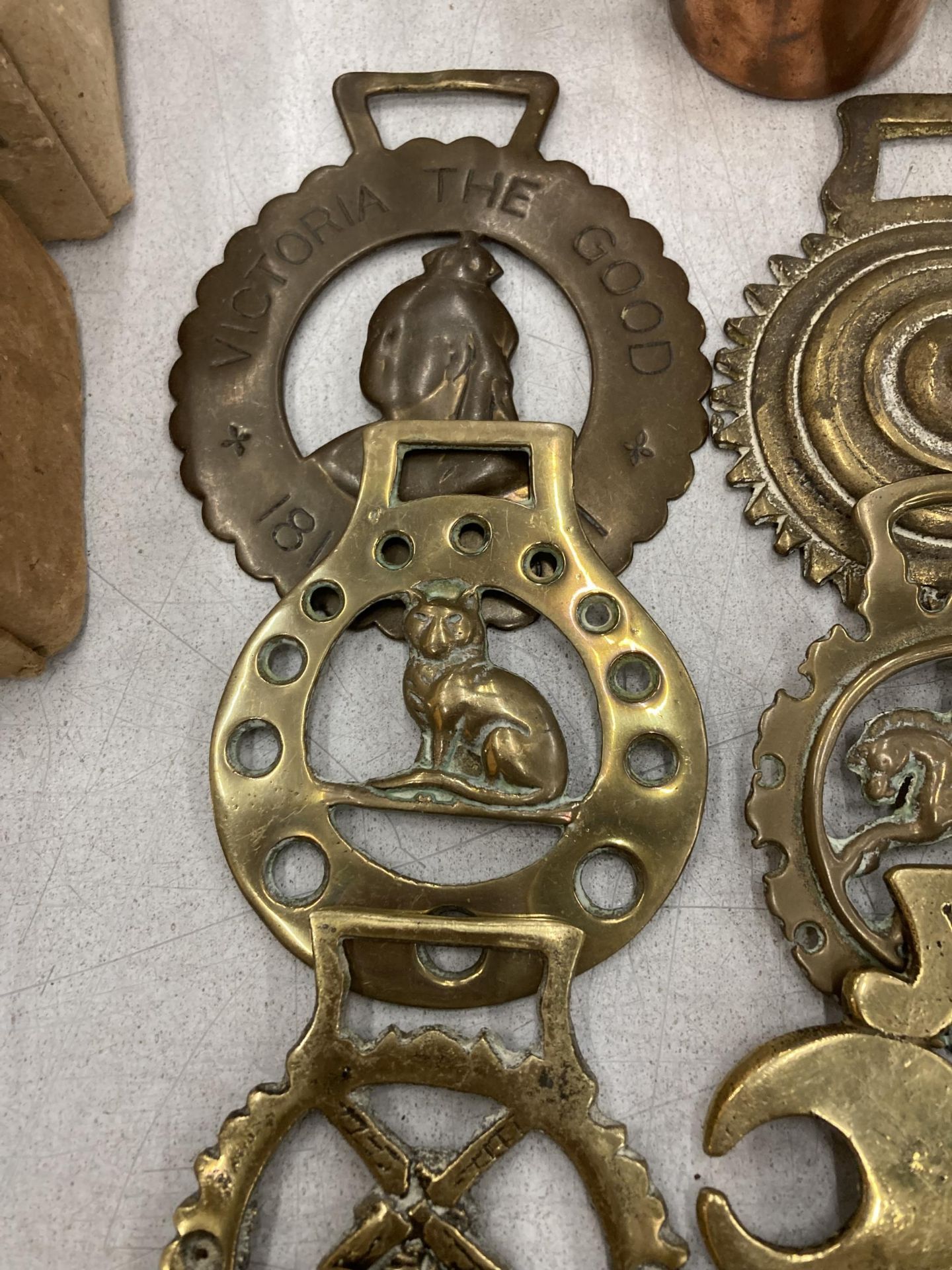 A QUANTITY OF VINTAGE BRASSWARE TO INCLUDE HORSE BRASSES, ELEPHANTS, STORKS, ETC - Bild 6 aus 6