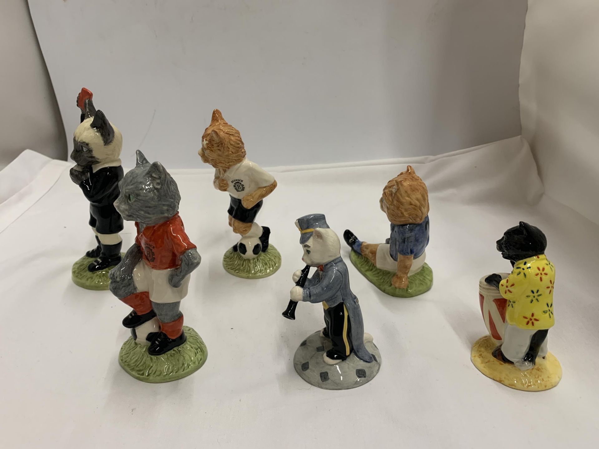 A COLLECTION OF FOUR BOXED BESWICK FOOTBALLING FELINES CATS AND TWO FURTHER BESWICK MODELS - Image 3 of 8