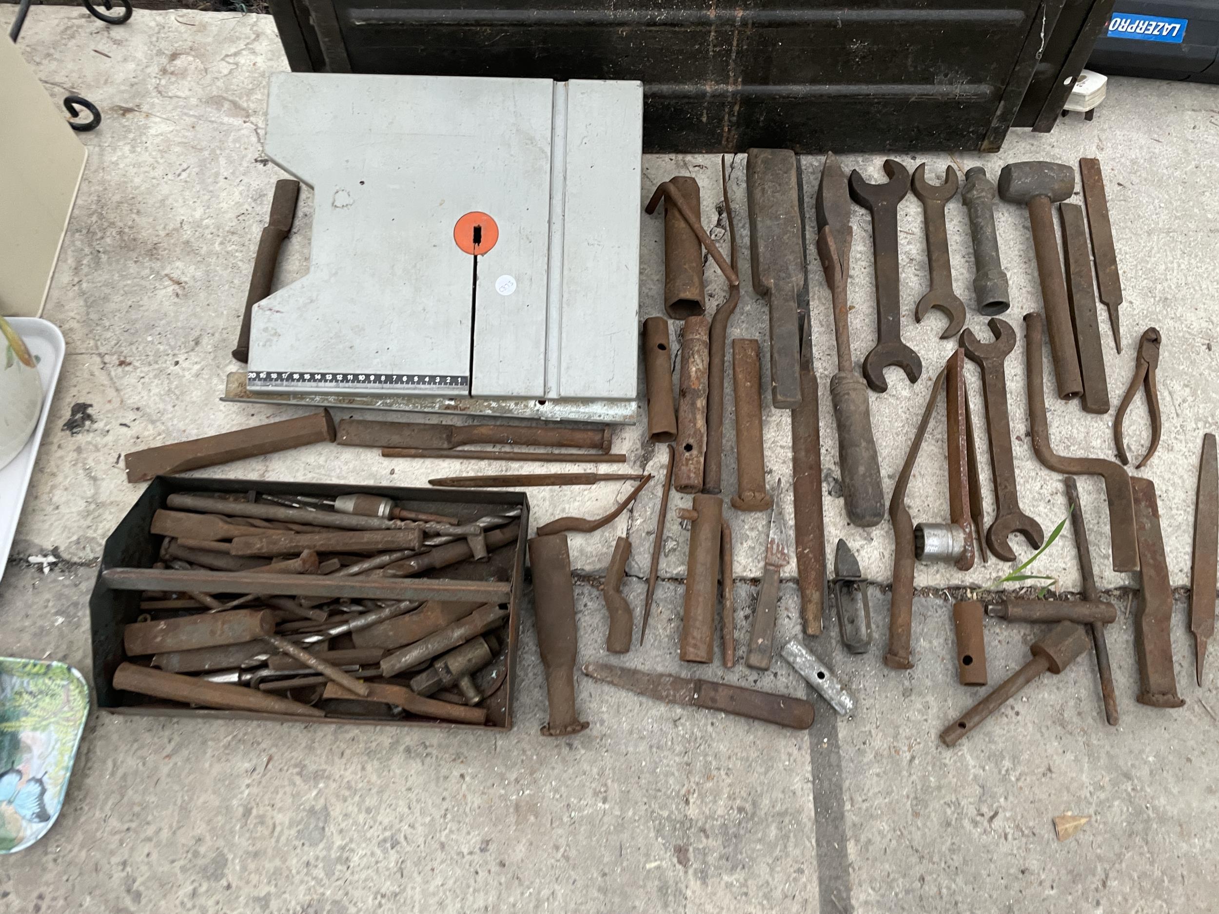 AN ASSORTMENT OF VINTAGE HAND TOOLS TO INCLUDE CHISELS AND SPANNERS ETC - Image 2 of 2