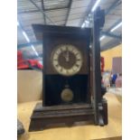 A VINTAGE MAHOGANY CASED MANTLE CLOCK WITH PENDULUM AND KEY