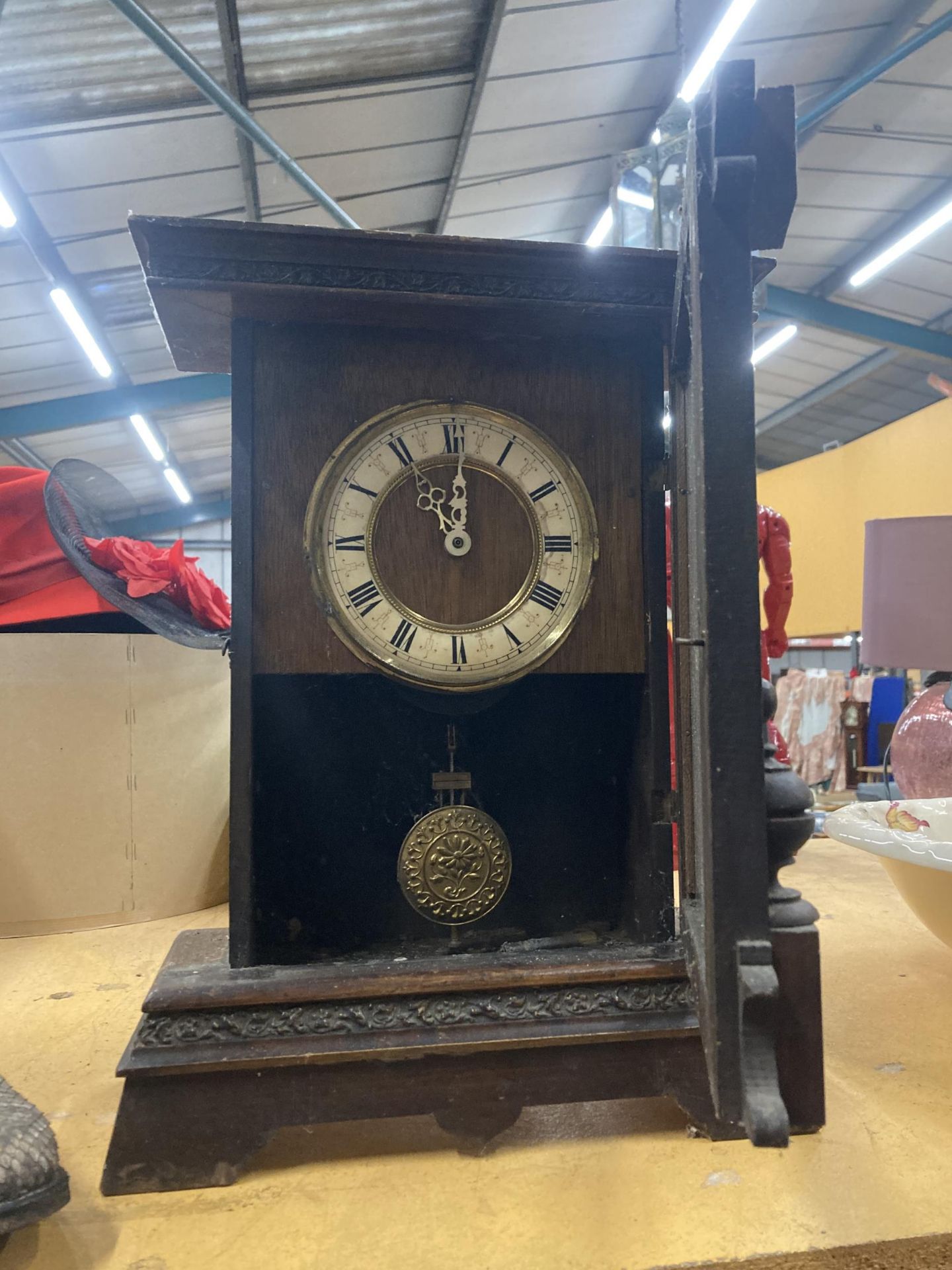 A VINTAGE MAHOGANY CASED MANTLE CLOCK WITH PENDULUM AND KEY