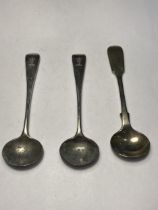 A PAIR OF VICTORIAN 1886 HALLMARKED LONDON TEASPOONS, MAKER JOHN ALWINCKLE & THOMAS SLATER, TOGETHER