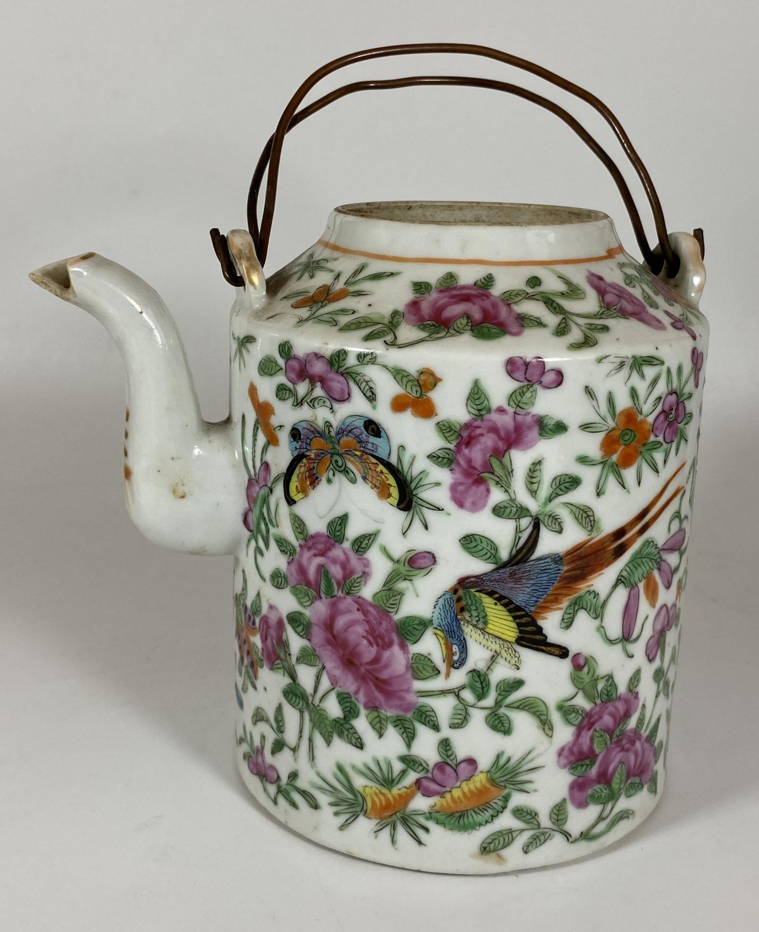 A 19TH CENTURY CHINESE QING CANTON FAMILLE ROSE PORCELAIN TEAPOT WITH BUTTERFLY AND FLORAL DESIGN,