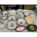 A QUANTITY OF COLLECTOR'S PLATES TO INCLUDE WEDGWOOD, MASON'S, ROYAL DOULTON, ETC.,