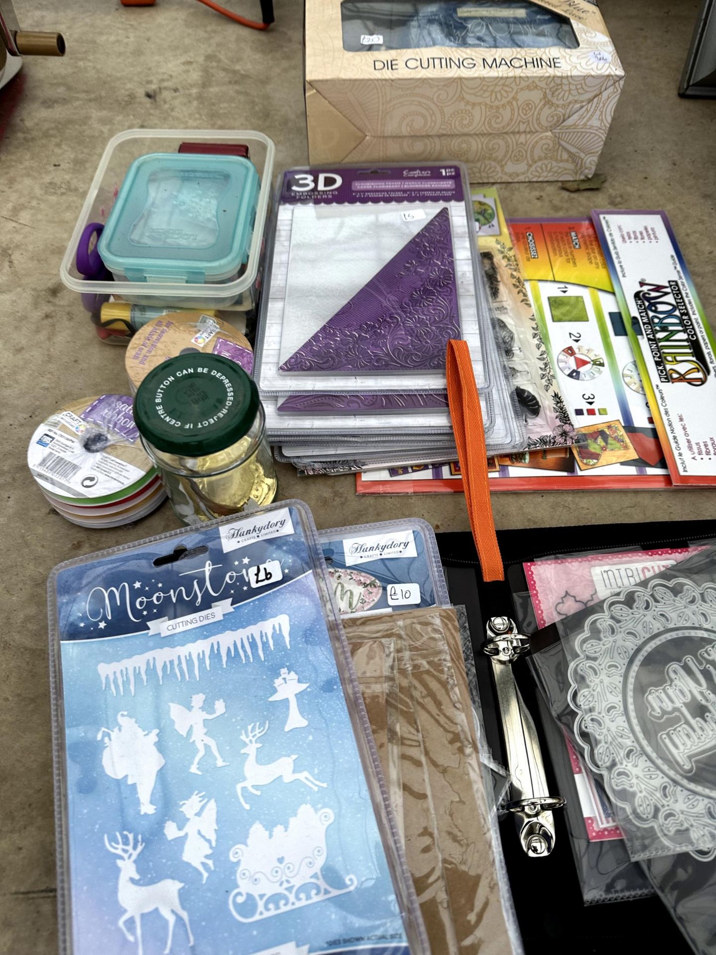 A LARGE ASSORTMENT OF CRAFTING ITEMS TO INCLUDE A DIE CUTTING MACHINE, PAPER AND STENCILS ETC - Image 2 of 3