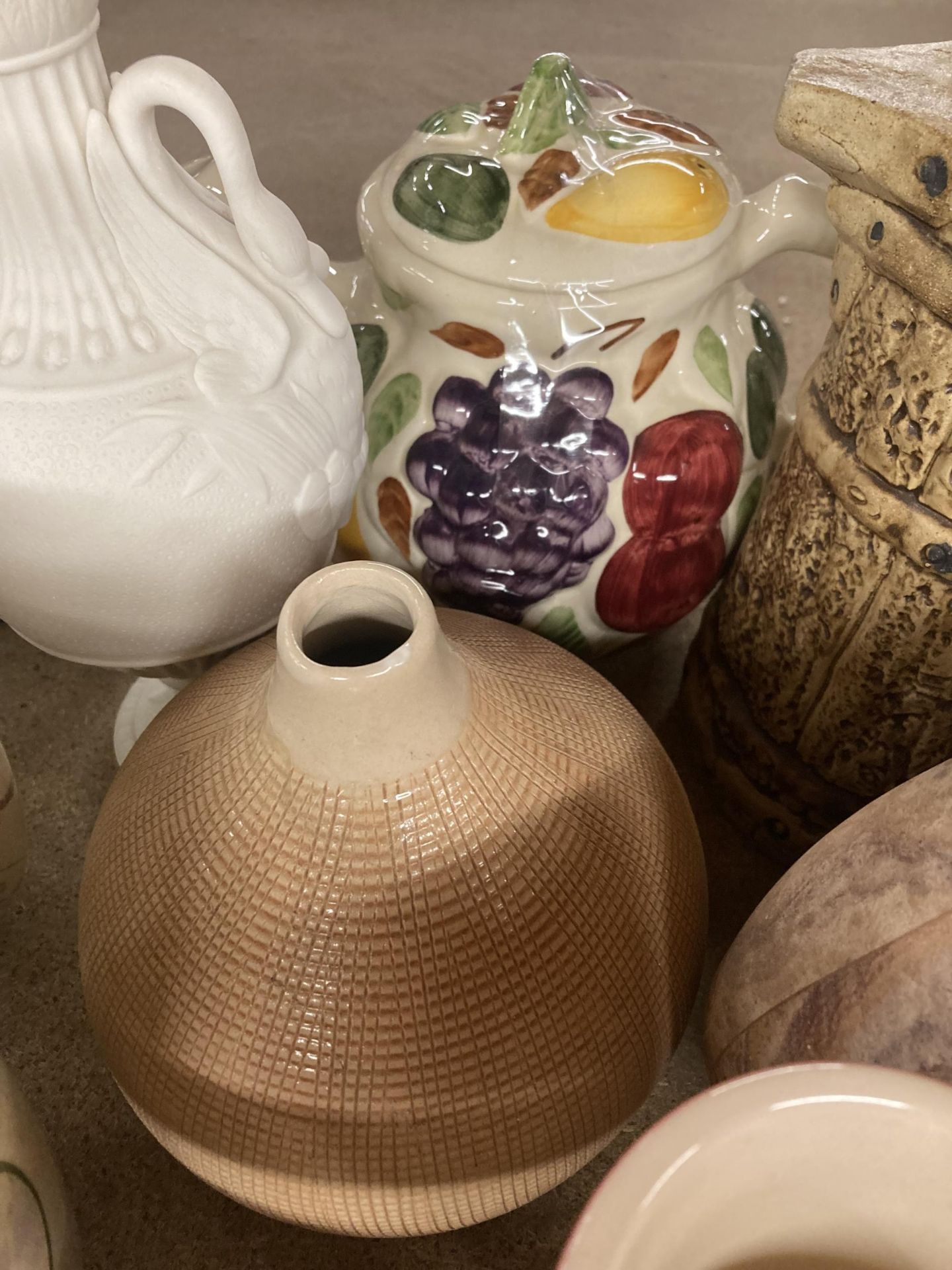 A MIXED GROUP OF CERAMICS, VASES ETC - Image 5 of 5