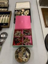 A LARGE QUANTITY OF VINTAGE AND MODERN COSTUME JEWELLERY TO INCLUDE BROOCHES, BRACELETS, EARRINGS,