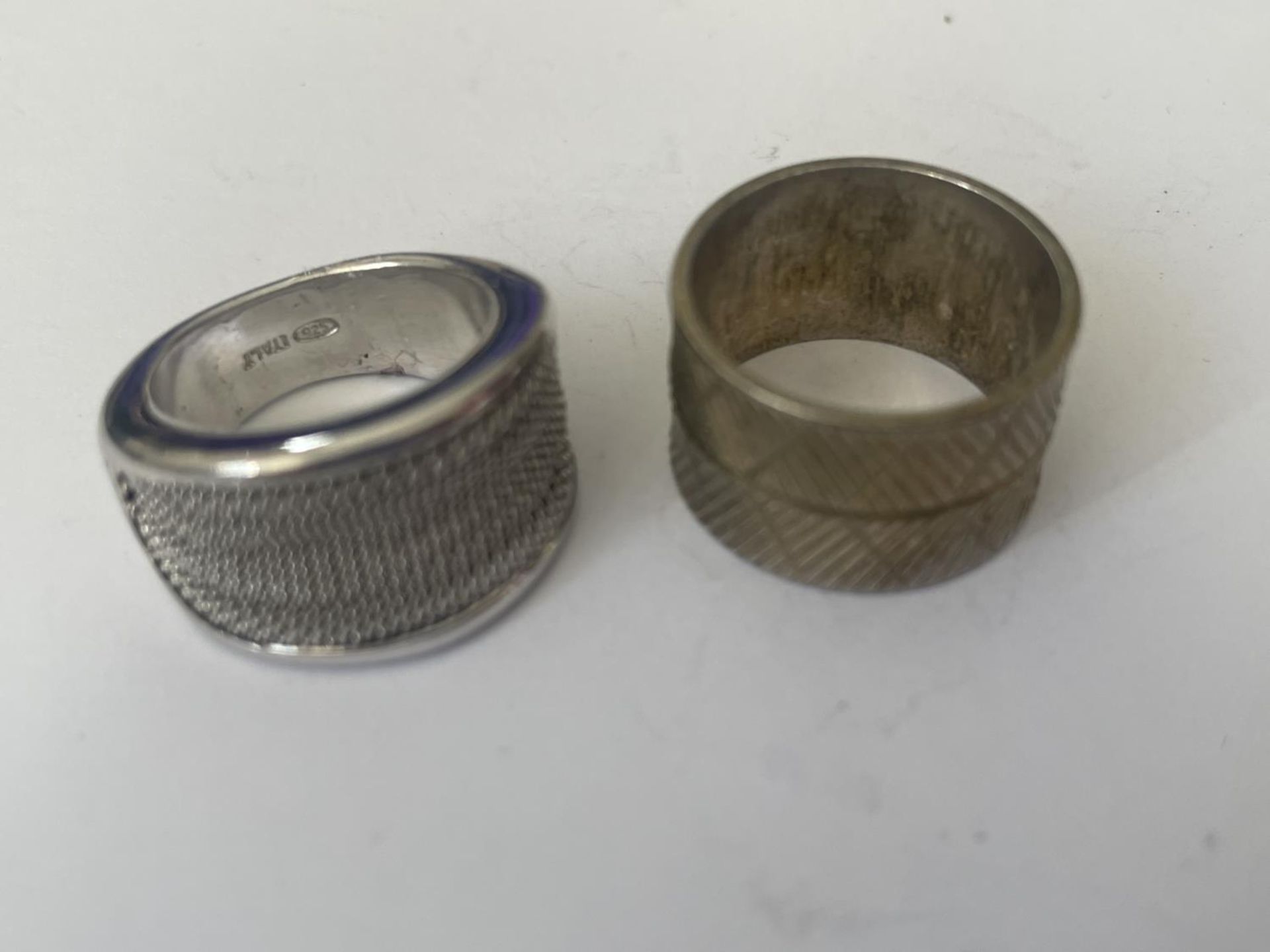 FOUR ASSORTED SILVER RINGS - Image 3 of 3