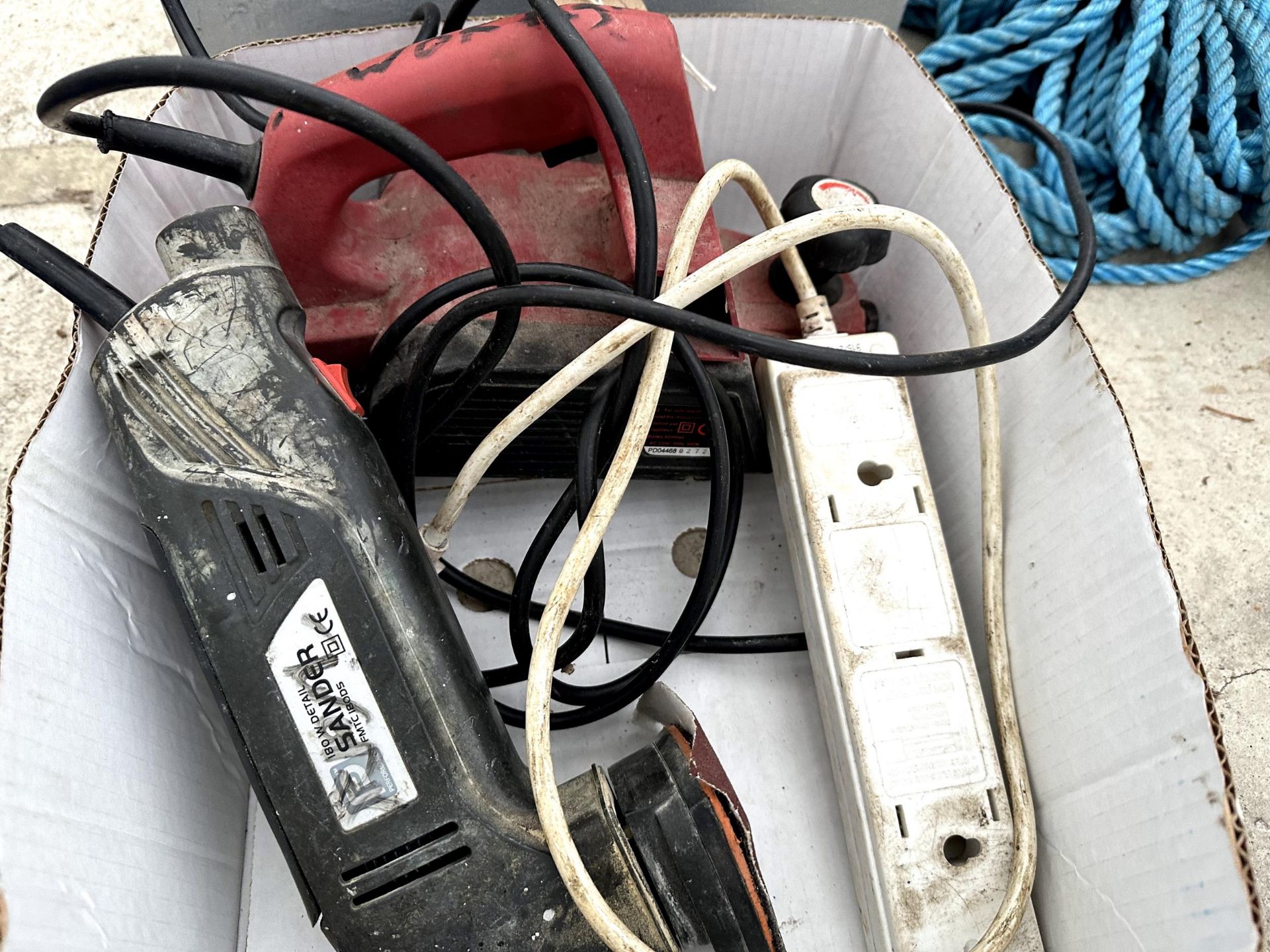 A METAL TOOL BOX WITH AN ASSORTMENT OF TOOLS AND AN ELECTRIC SANDER AND WOOD PLANE ETC - Image 3 of 3