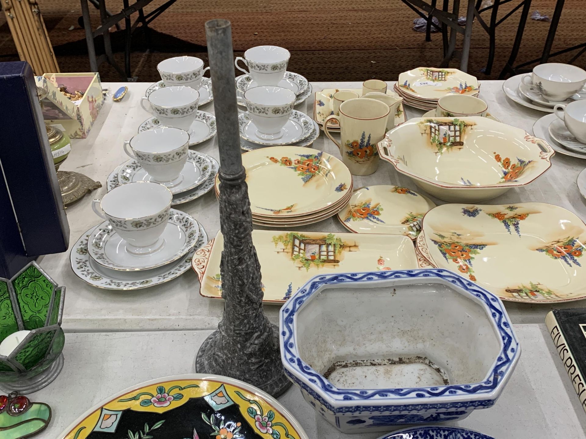A COLLECTION OF ORIENTAL ITEMS TO INCLUDE PLATES, TEA BOWLS, ETC, SOME WITH MARKS TO THE BASE - Image 4 of 4