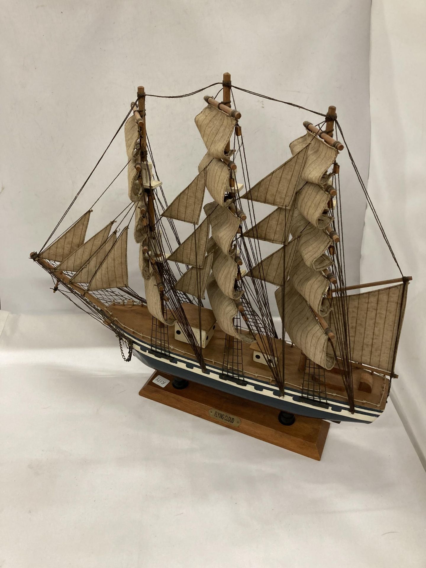 TWO WOODEN MODELS OF SAILING SHIPS, HEIGHTS 45CM AND 35CM, LENGTHS 51CM AND 35CM - Bild 2 aus 7