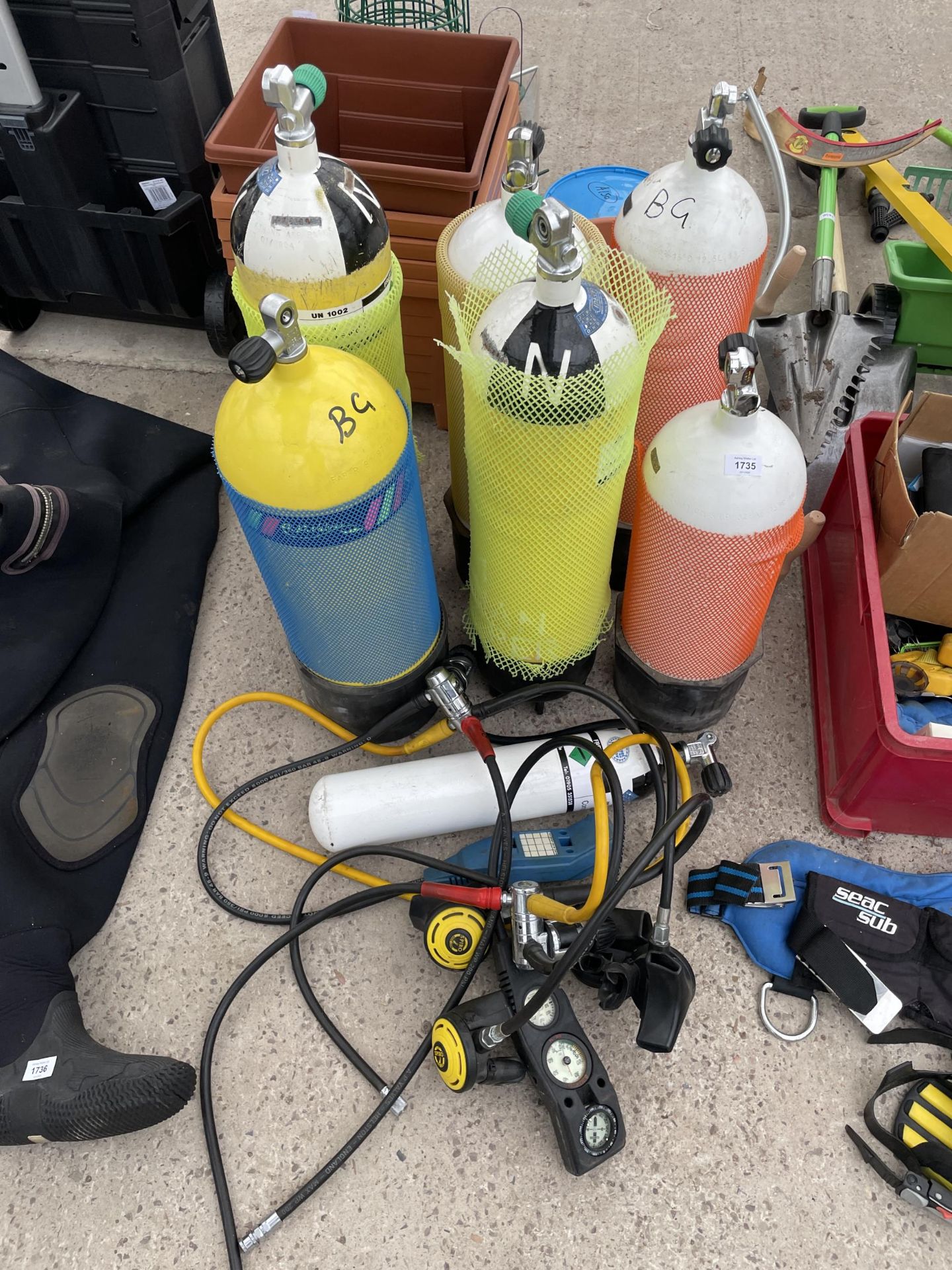 AN ASSORTMENT OF SCUBA DIVING BREATHING EQUIPMENT TO INCLUDE TANKS AND MOUTH PIECES ETC