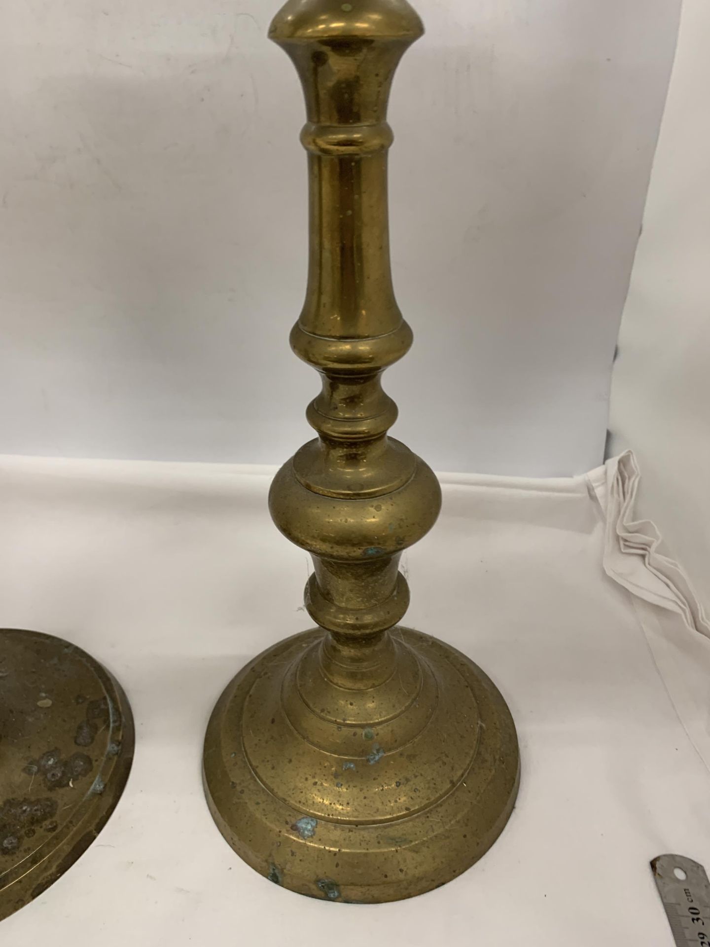 A NEAR PAIR OF VINTAGE BRASS TALL VASES, HEIGHT 50CM - Bild 4 aus 7