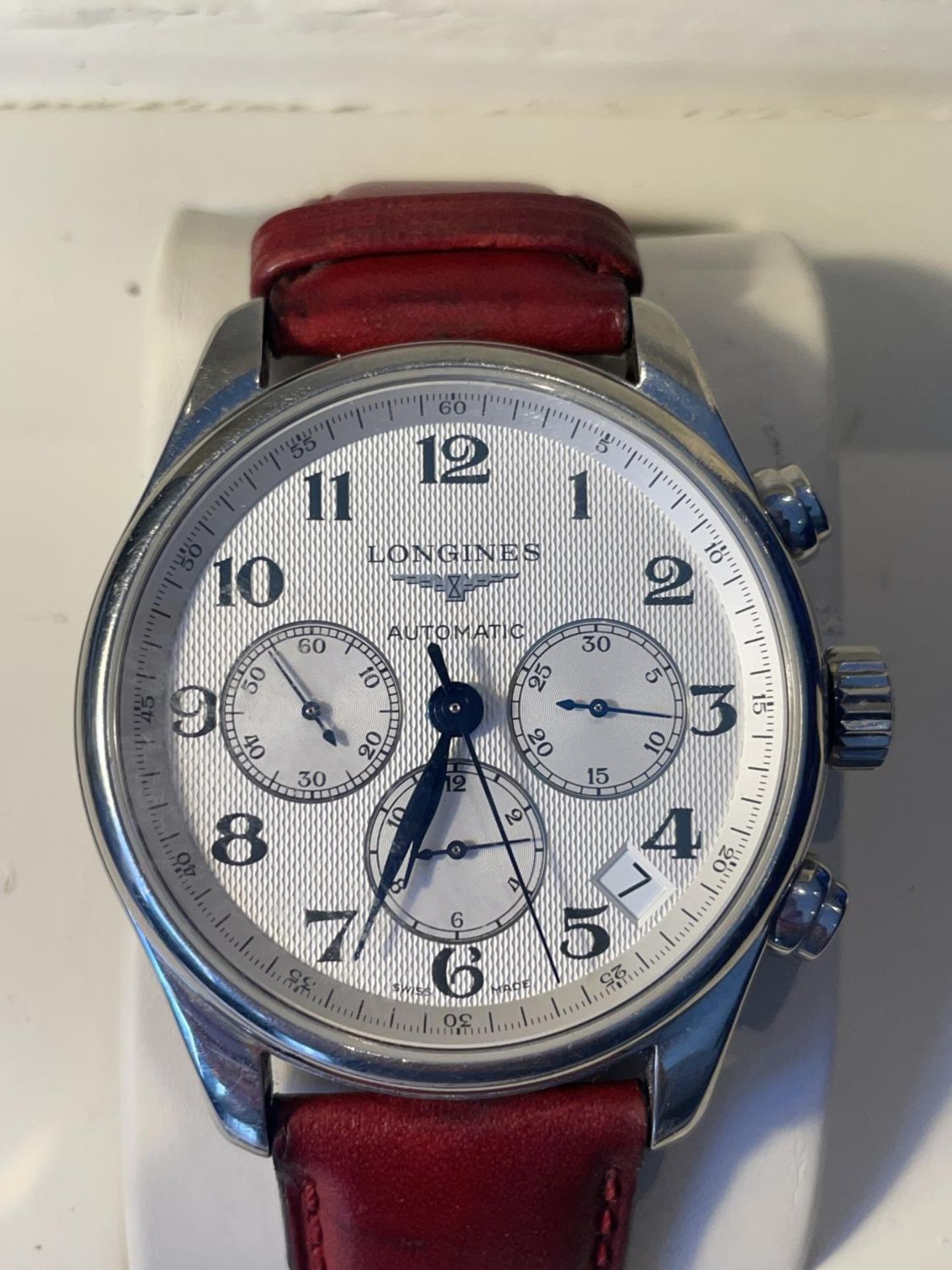 A GENTS LONGINES MASTER COLLECTION CHRONOGRAPH STEEL WATCH ON A LEATHER STRAP, SILVERED DIAL, ARABIC - Image 3 of 6