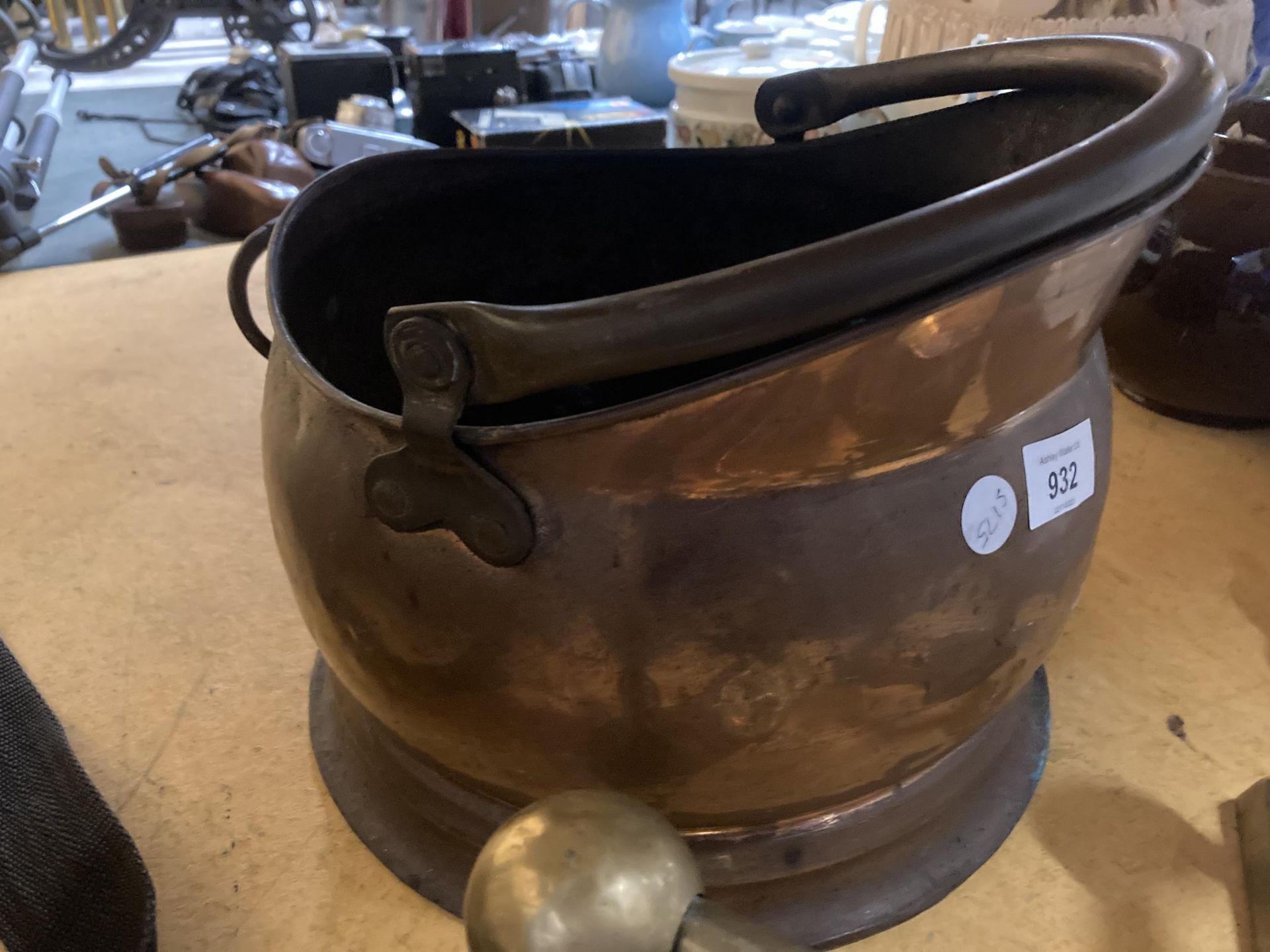 A COPPER COAL BUCKET PLUS TWO BRASS FIRE DOGS - Bild 3 aus 3