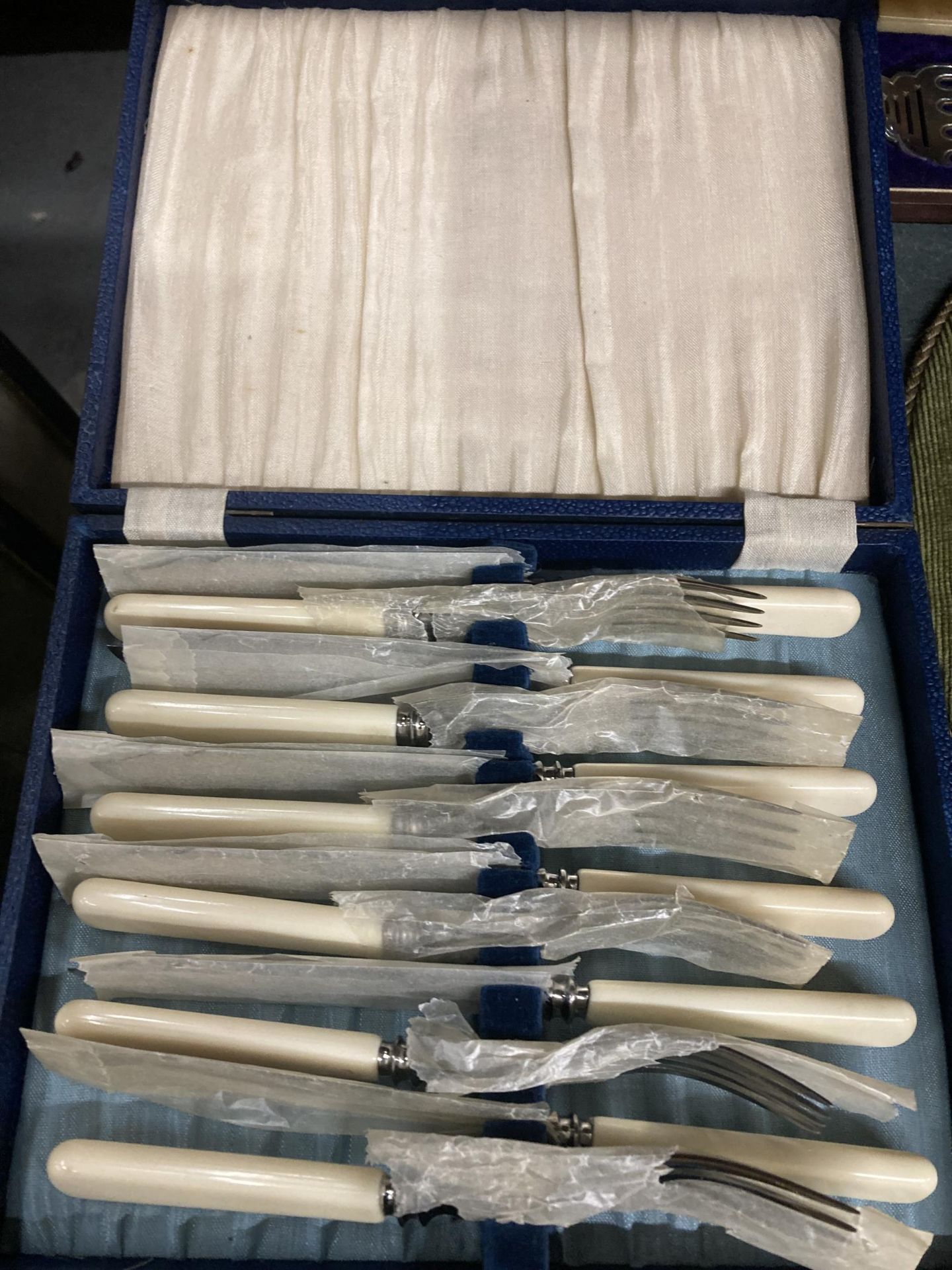 A MIXED LOT TO INCLUDE CUT GLASS VASES, BOXED EPNS CUTLERY SET, FISH SERVER SET - Image 2 of 5