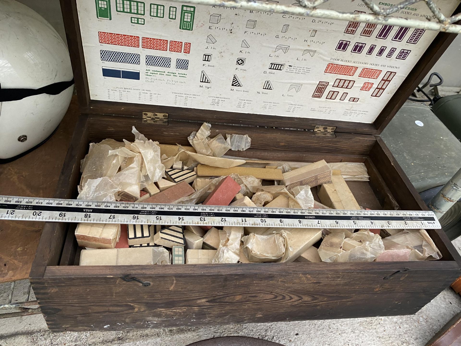 A WOODEN LOTT'S BRICKS ACCESSORIES BOX AND CONTENTS - Image 5 of 6