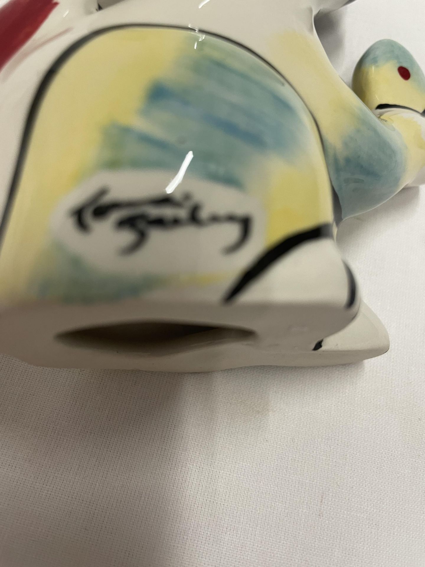 A LORNA BAILEY HAND PAINTED AND SIGNED BUTTERFLY CAT - Image 3 of 3