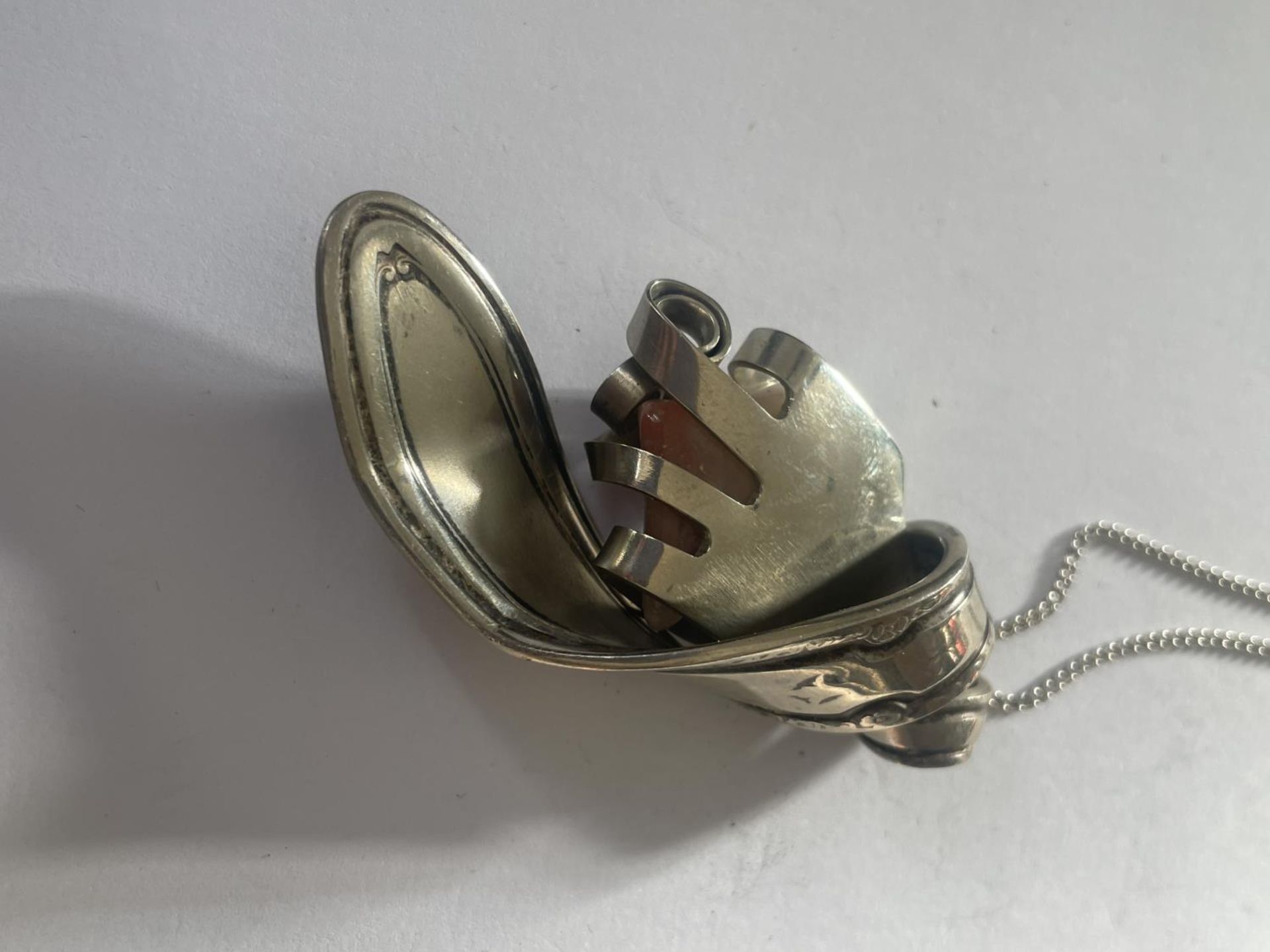 AN ORNATE WHITE METAL SPOON AND AGATE PENDANT - Image 4 of 4