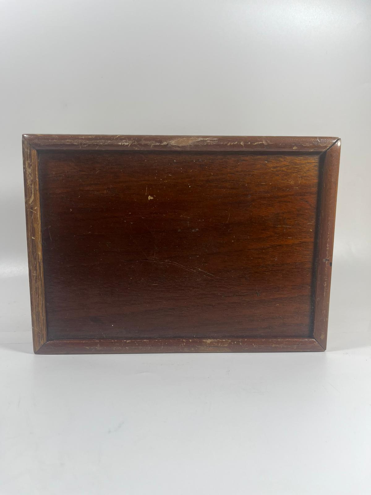 A VINTAGE EBONY AND BOXWOOD STAUNTON CHESS SET IN VINTAGE WOODEN BOX, KING HEIGHT 9 CM - Image 5 of 6