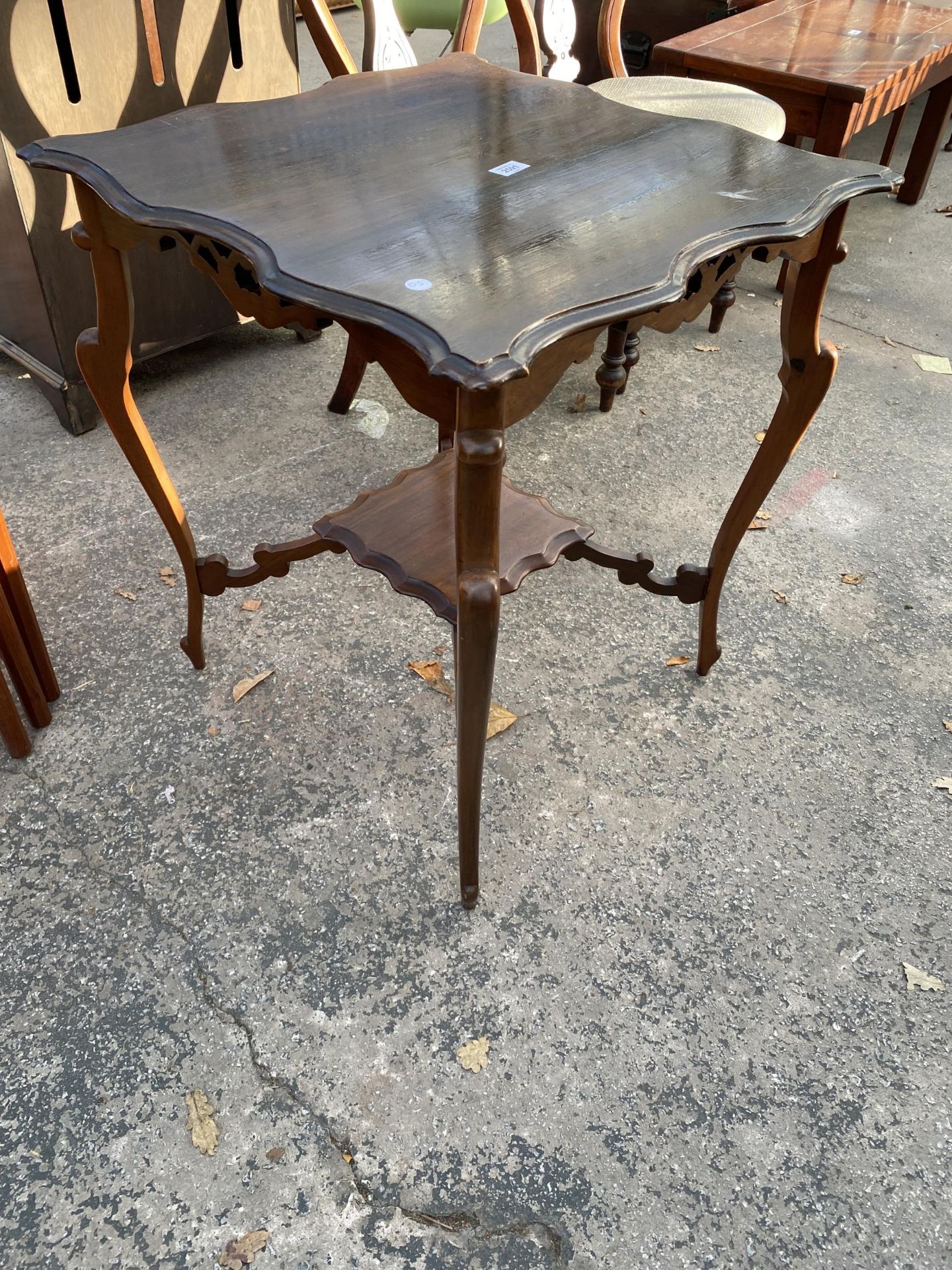 AN EDWARDIAN MAHOGANY TWO TIER CENTRE TABLE, 24" SQUARE - Image 2 of 3