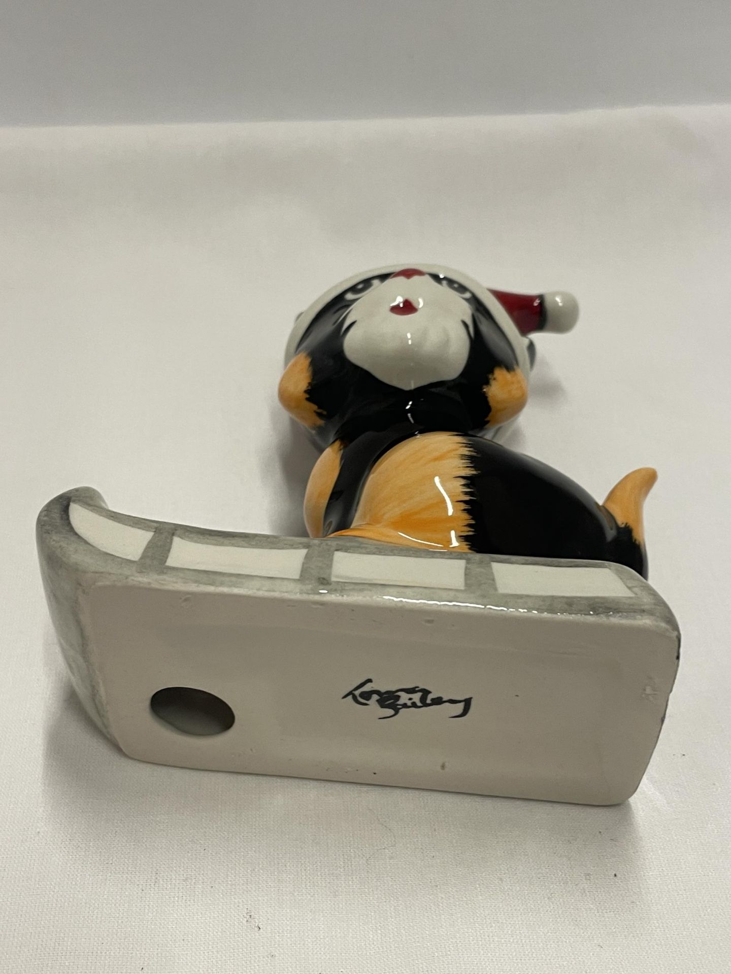 A LORNA BAILEY HAND PAINTED AND SIGNED CAT ON A SLEDGE - Bild 3 aus 3