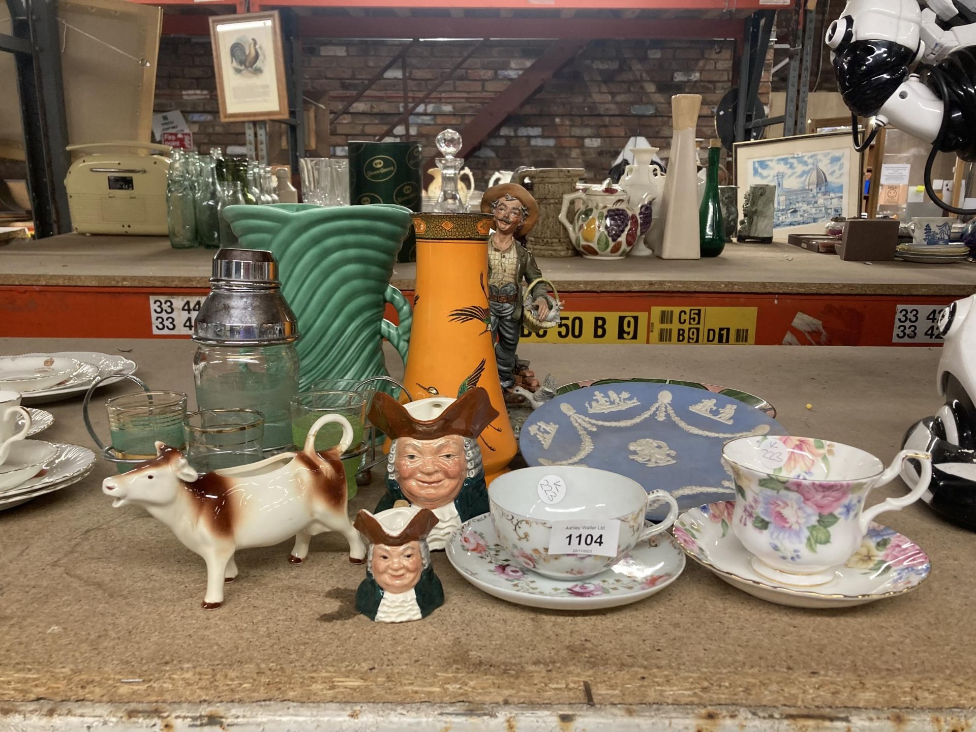 A QUANTITY OF CERAMICS TO INCLUDE A SHELLEY VASE, A/F, AN ART DECO VASE, ROYAL ALBERT 'BEATRICE' CUP