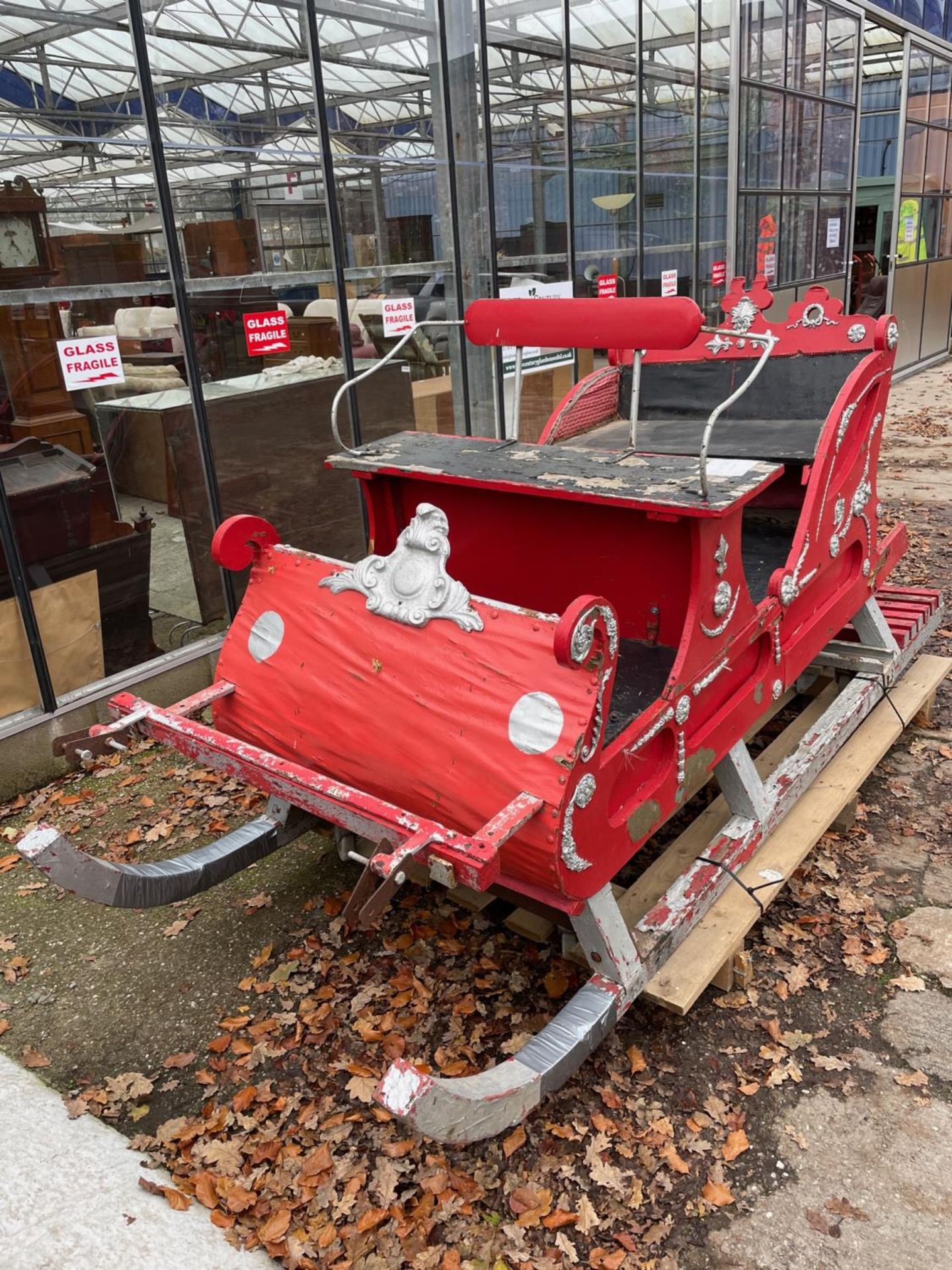 AN ORNATE RED AND SILVER PAINTED WOODEN SANTAS SLEIGH - Image 2 of 5