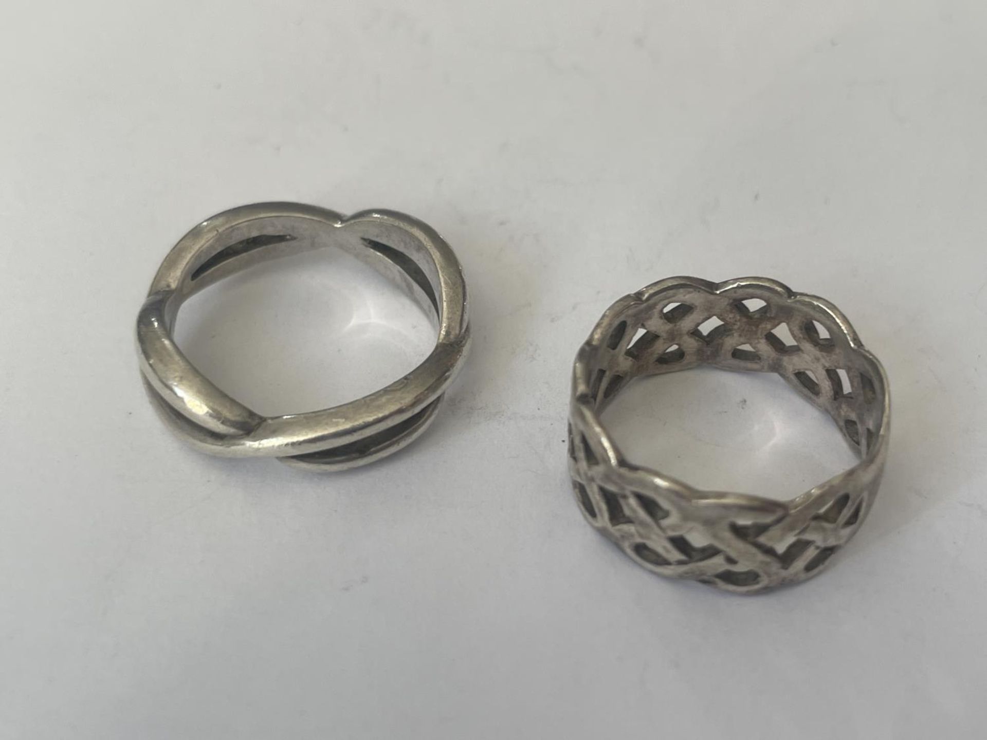 FOUR ASSORTED SILVER RINGS - Bild 3 aus 3