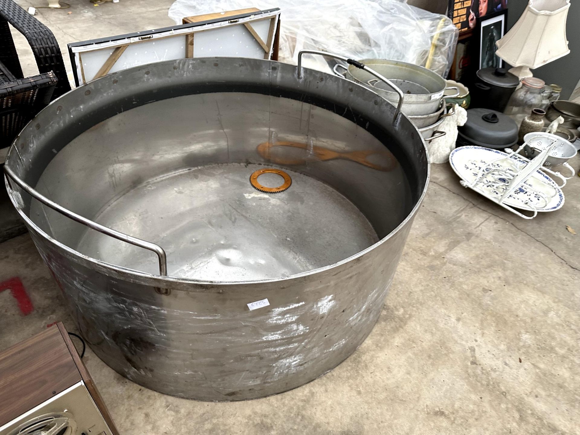 A VERY LARGE STAINLESS STEEL COOKING POT - Bild 3 aus 3