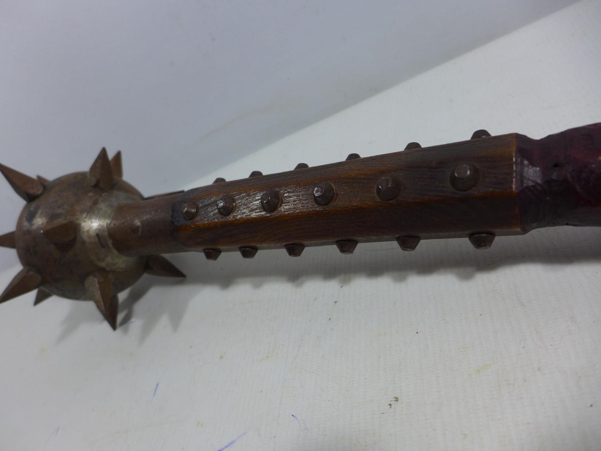 A LARGE AND HEAVY METAL AND WOOD MACE CLUB, THE HEAD WITH SPIKES, LENGTH 52CM - Bild 4 aus 5