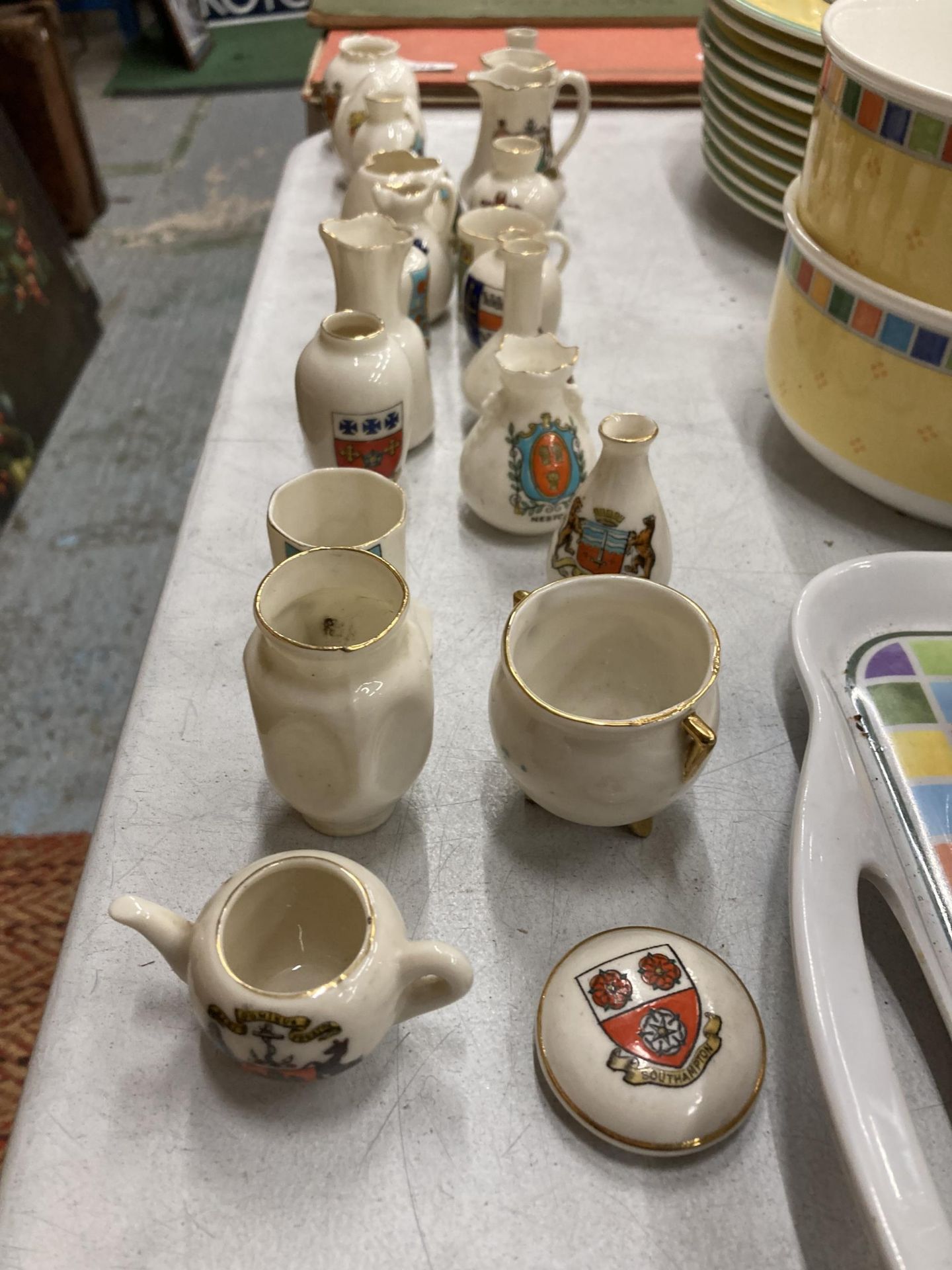 A COLLECTION OF CRESTED WARE CHINA - Image 2 of 3