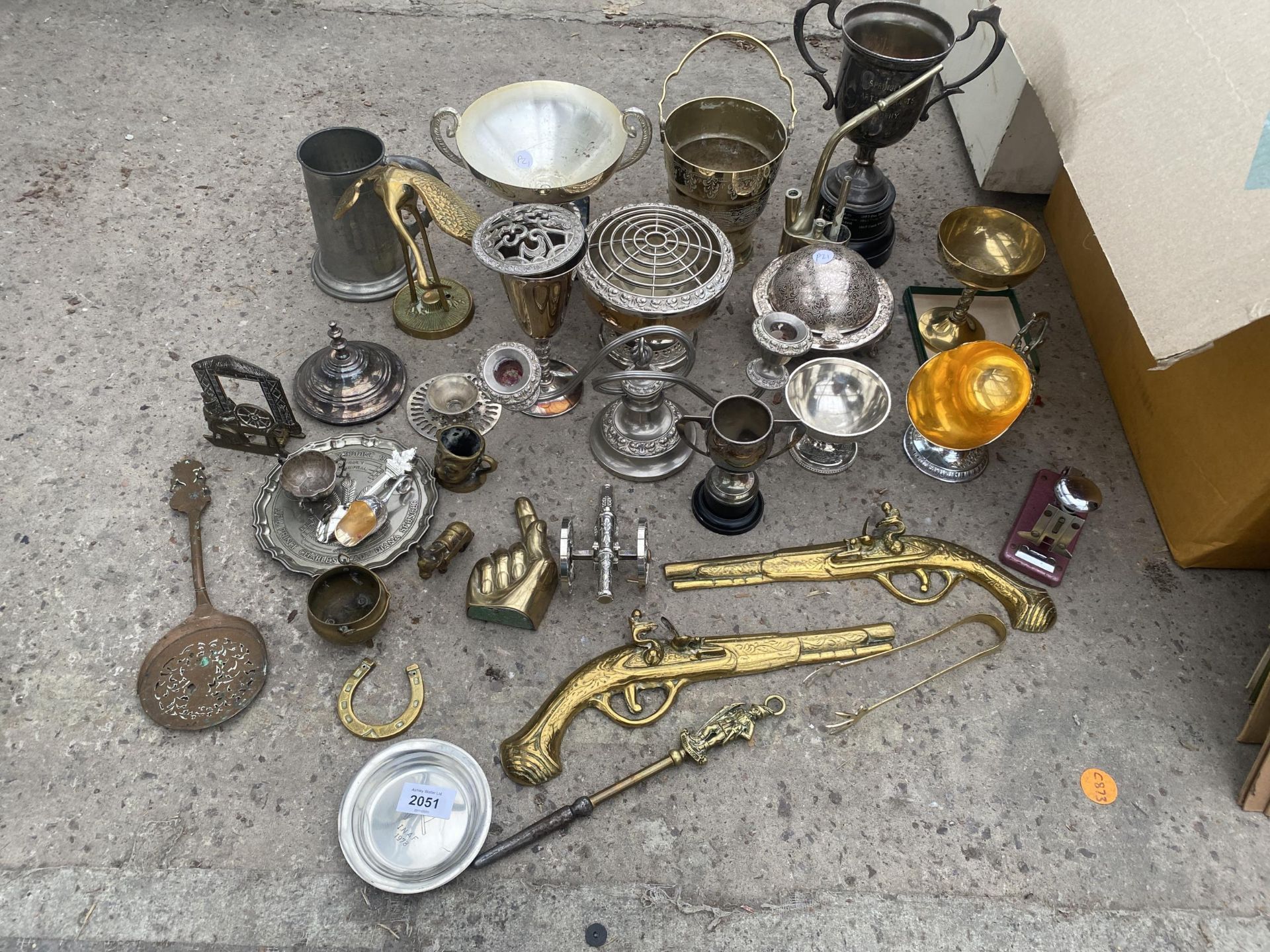 AN ASSORTMENT OF METAL WARE ITEMS TO INCLUDE A BRASS DUCK, TROPHIES AND CANDLESTICKS ETC