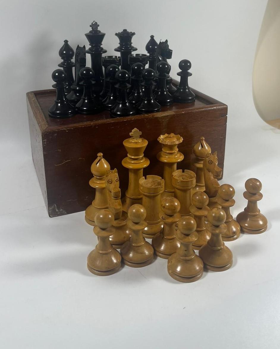 A VINTAGE EBONY AND BOXWOOD STAUNTON CHESS SET IN VINTAGE WOODEN BOX, KING HEIGHT 9 CM - Image 3 of 6