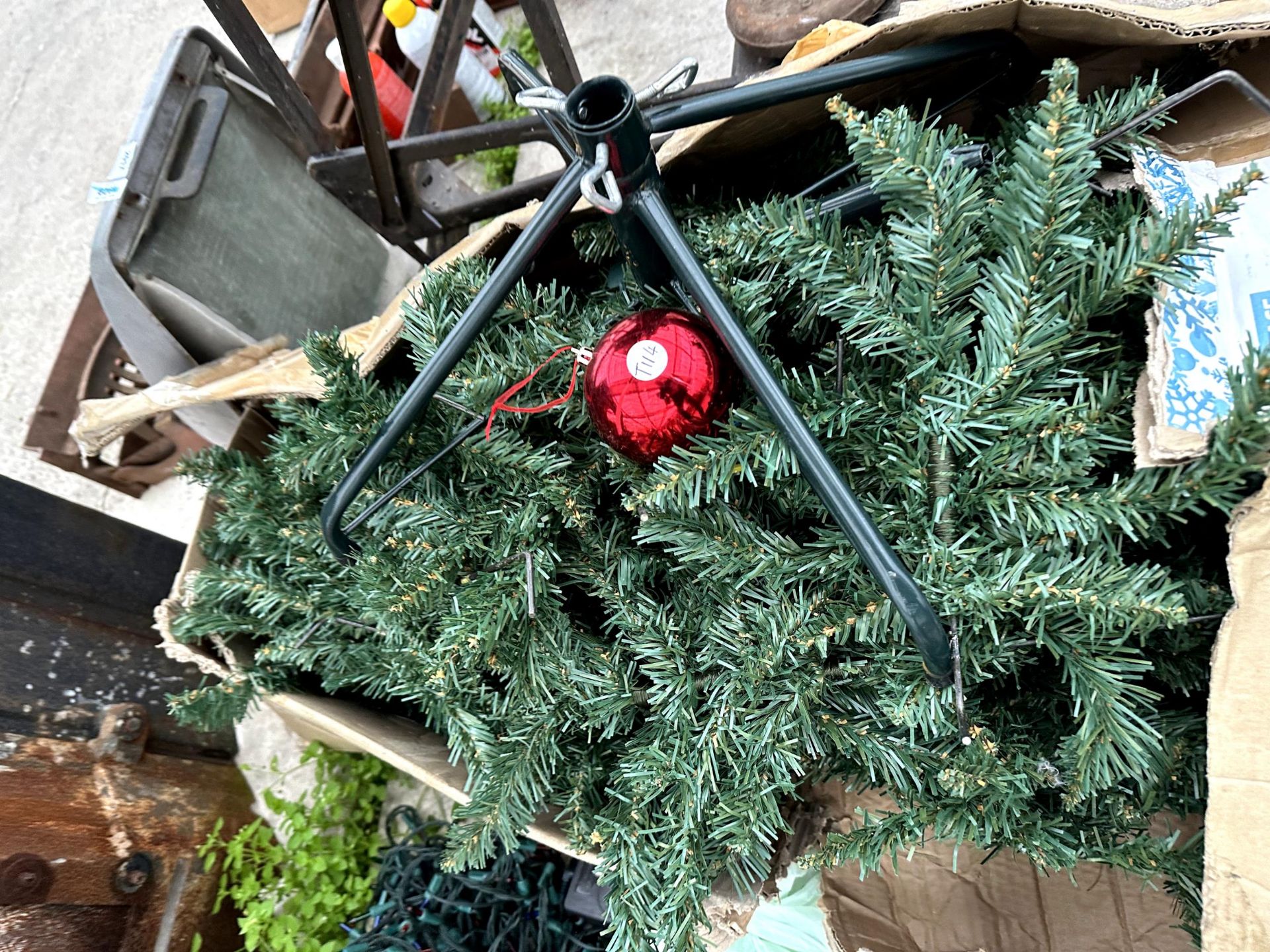 AN ARTIFICIAL CHRISTMAS TREE AND VARIOUS FAIRY LIGHTS - Image 2 of 3