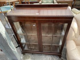 AN EARLY 20TH CENTURY MAHOGANY ROPE EDGE CHINA CABINET, 36" WIDE