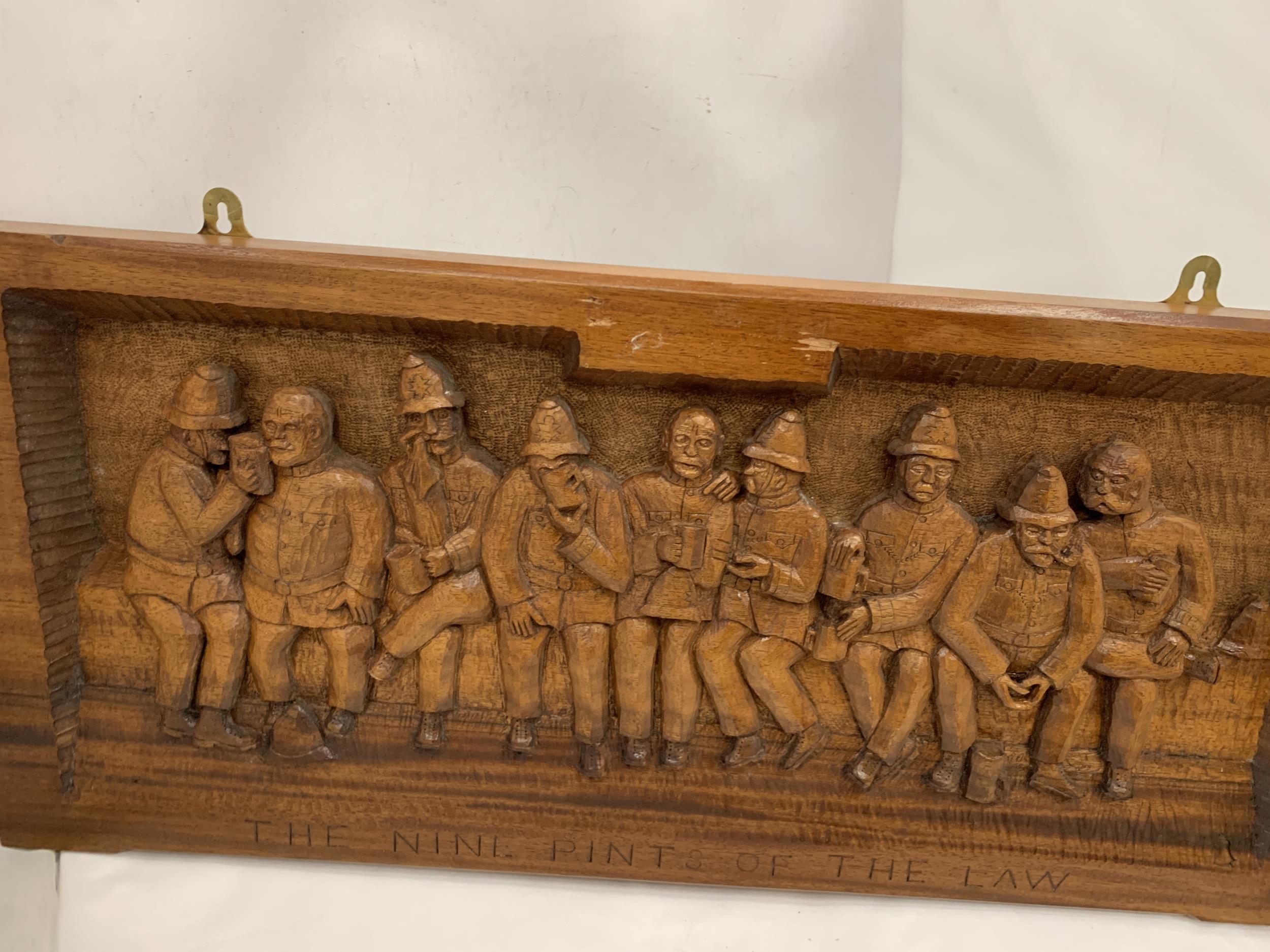 A LARGE CARVED WOODEN 'THE NINE PINTS OF THE LAW' POLICEMAN PLAQUE - Image 2 of 5