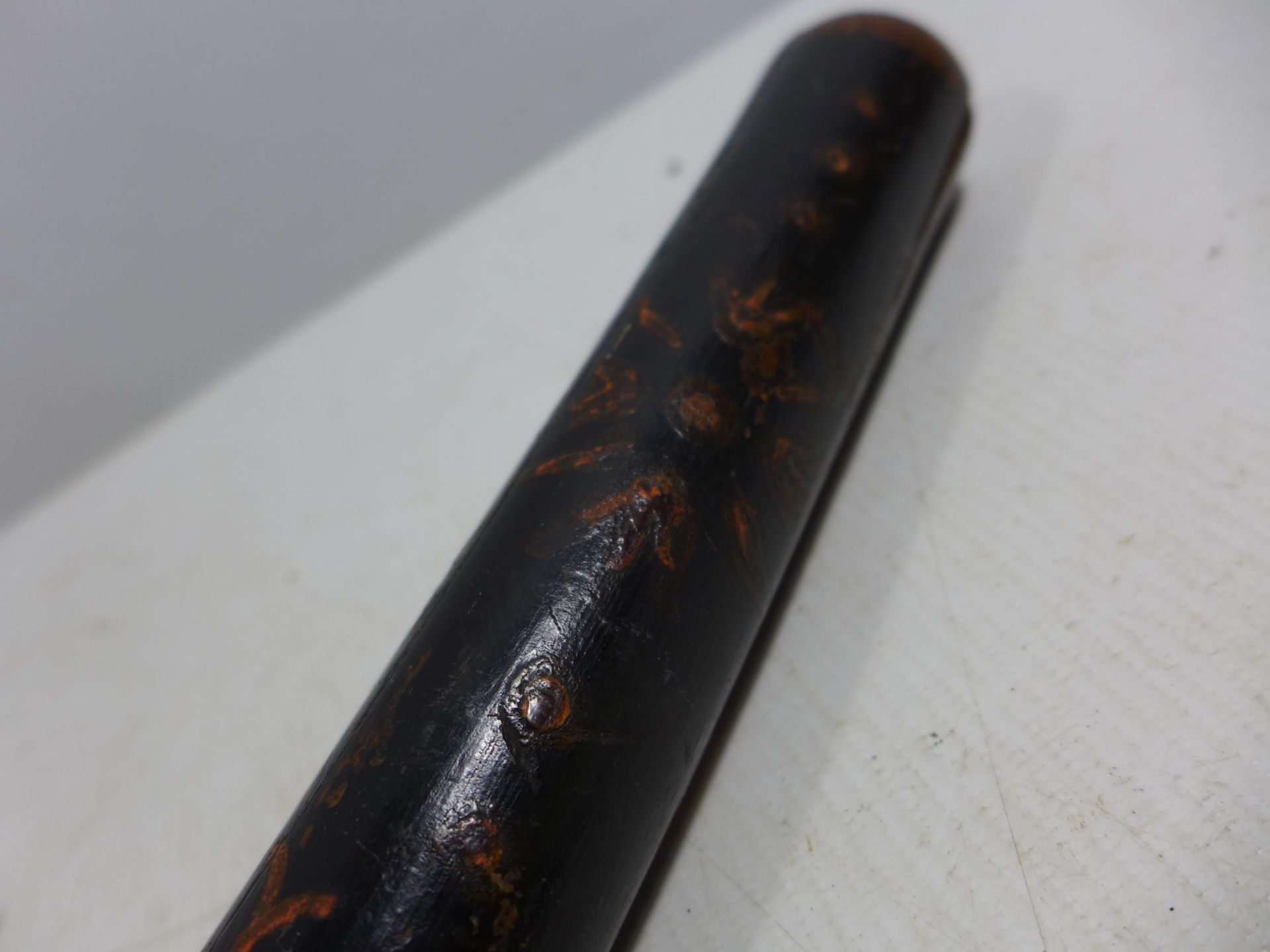 A MID 19TH CENTURY POLICE TRUNCHEON, WITH PAINTED DECORATION, LENGTH 46CM - Image 4 of 5