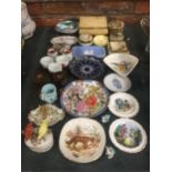 A MIXED LOT TO INCLUDE ONYX ITEMS, TRINKET DISHES ETC