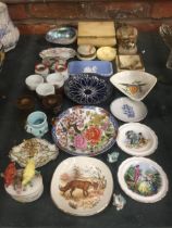 A MIXED LOT TO INCLUDE ONYX ITEMS, TRINKET DISHES ETC