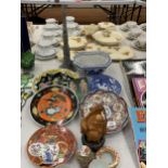 A COLLECTION OF ORIENTAL ITEMS TO INCLUDE PLATES, TEA BOWLS, ETC, SOME WITH MARKS TO THE BASE