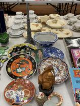 A COLLECTION OF ORIENTAL ITEMS TO INCLUDE PLATES, TEA BOWLS, ETC, SOME WITH MARKS TO THE BASE