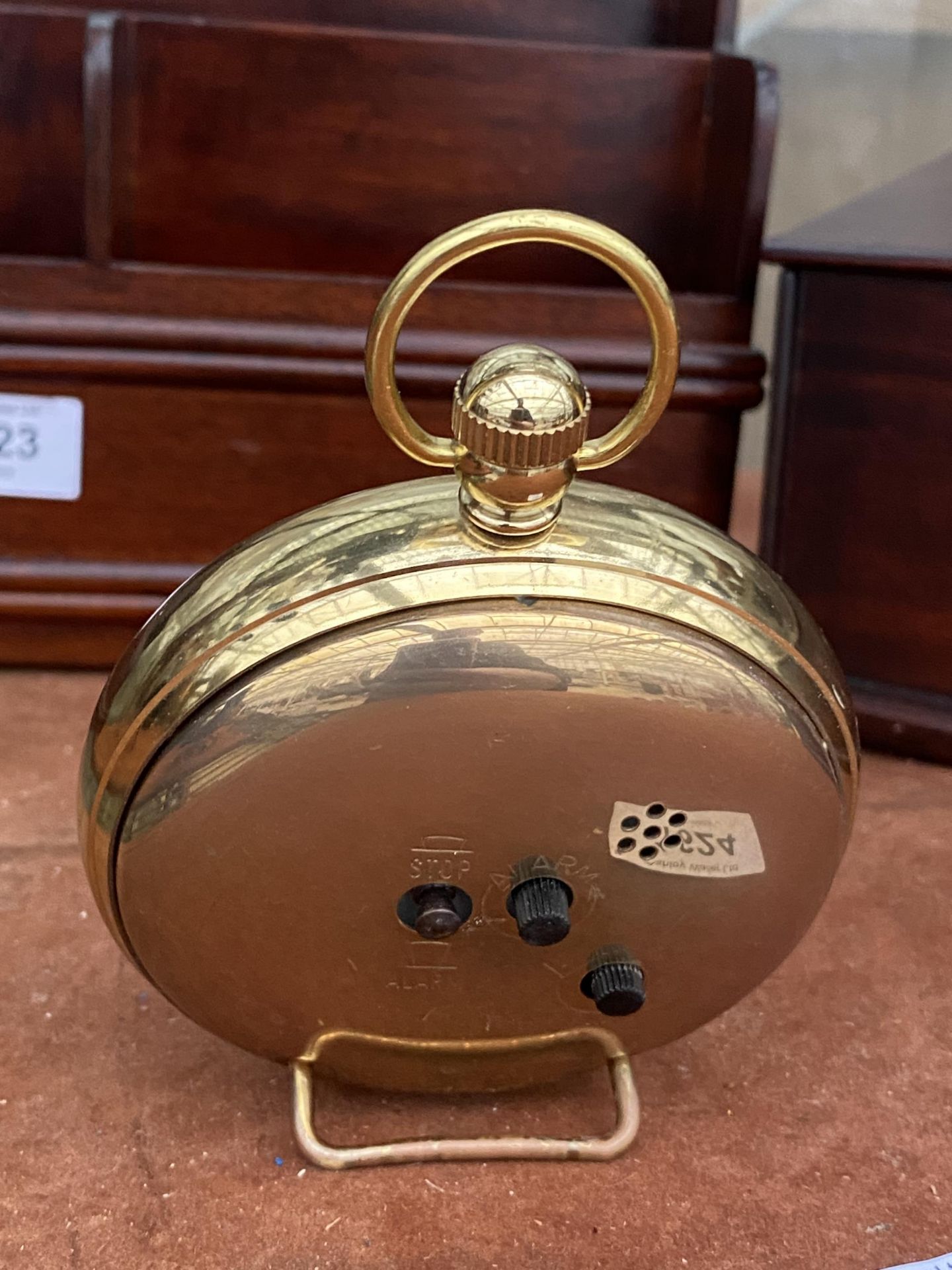 A BRASS QUARTZ ALARM CLOCK IN THE FORM OF A POCKET WATCH - Image 3 of 4