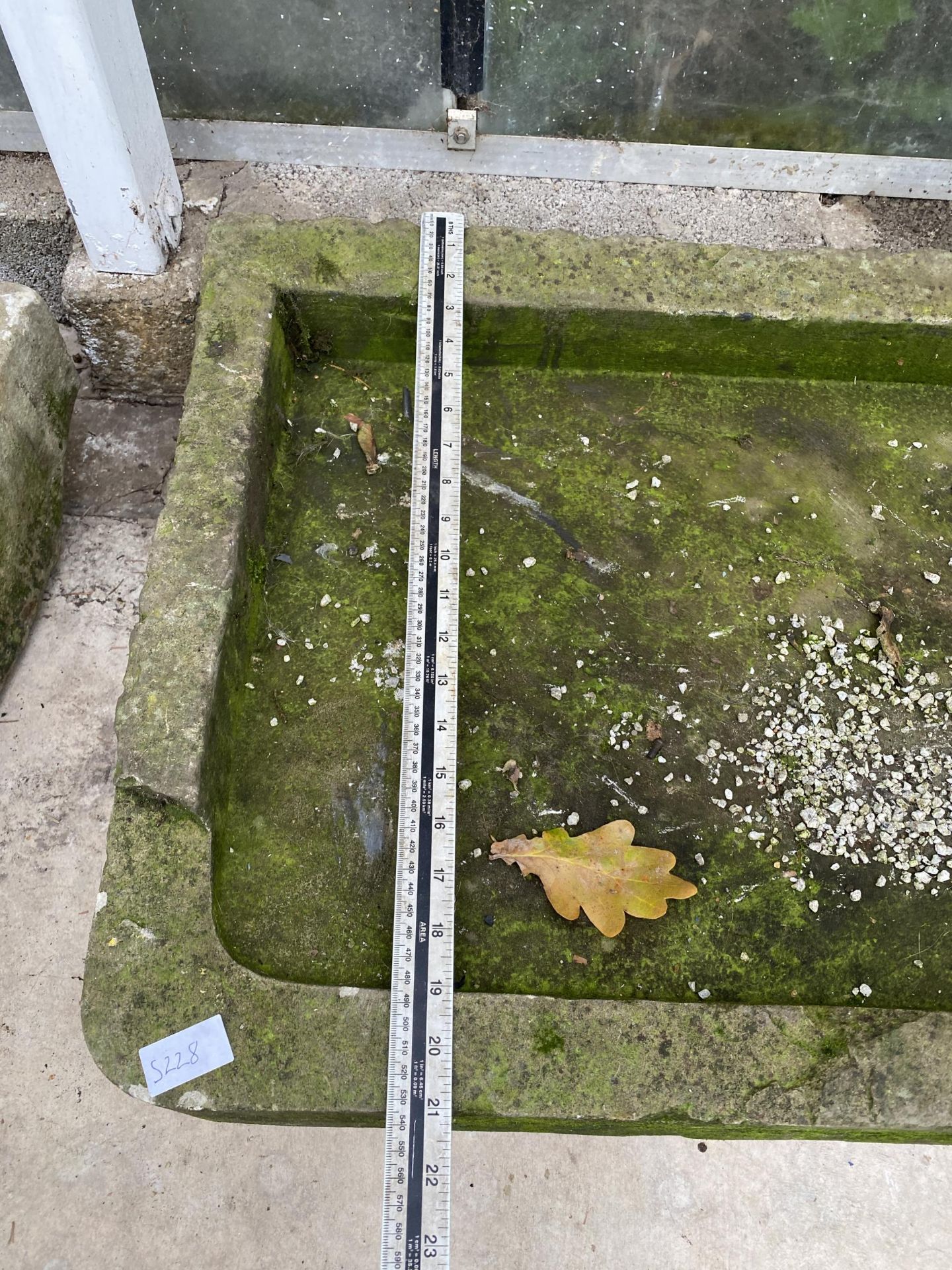 A SHALLOW STONE SINK (53CM X 92CM) - Image 2 of 3