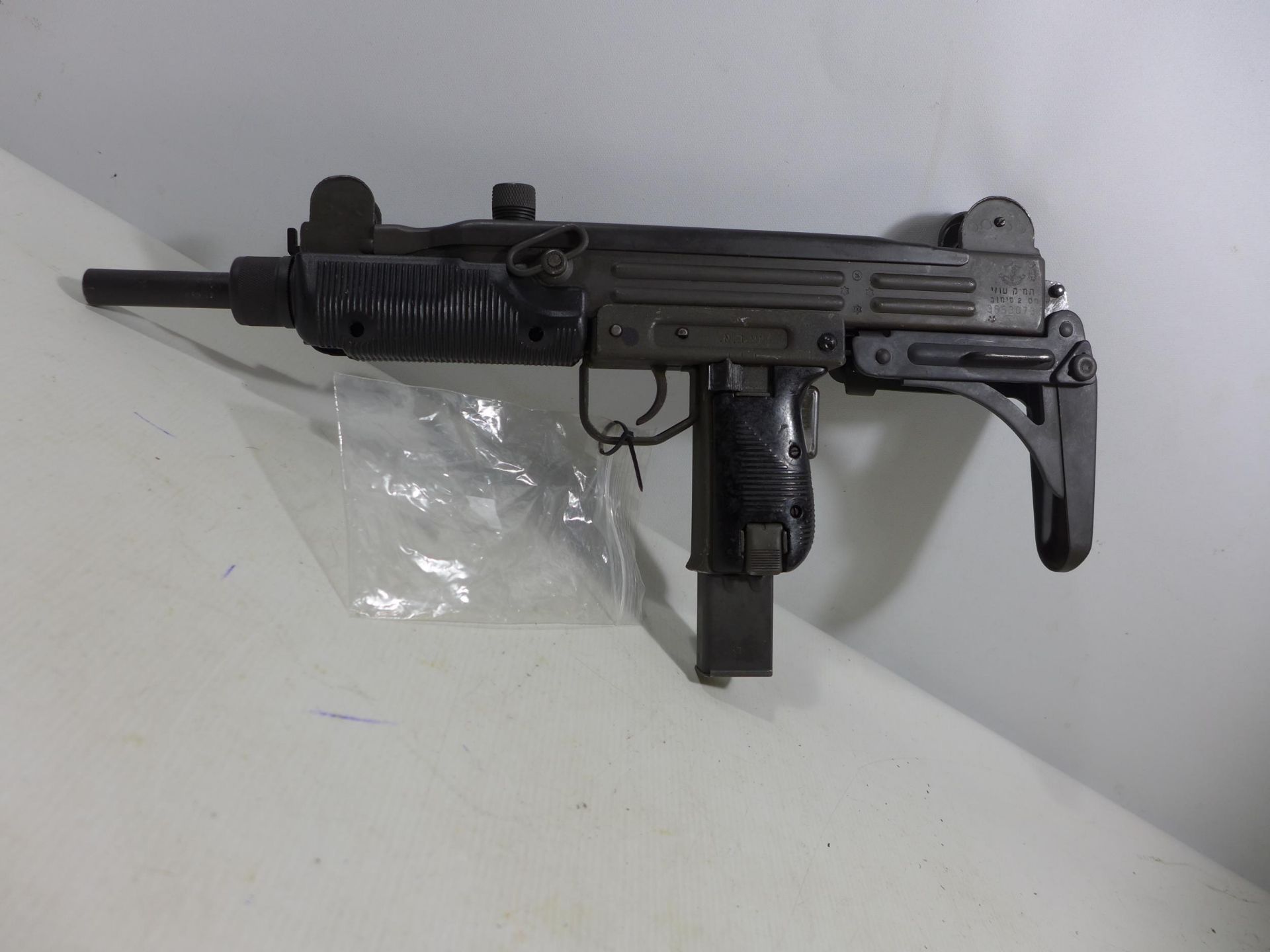 A DEACTIVATED UZI 9MM SUB MACHINE GUN, WITH FOLDING STOCK, 26CM BARREL, LENGTH 65CM, SERIAL NUMBER - Image 3 of 7