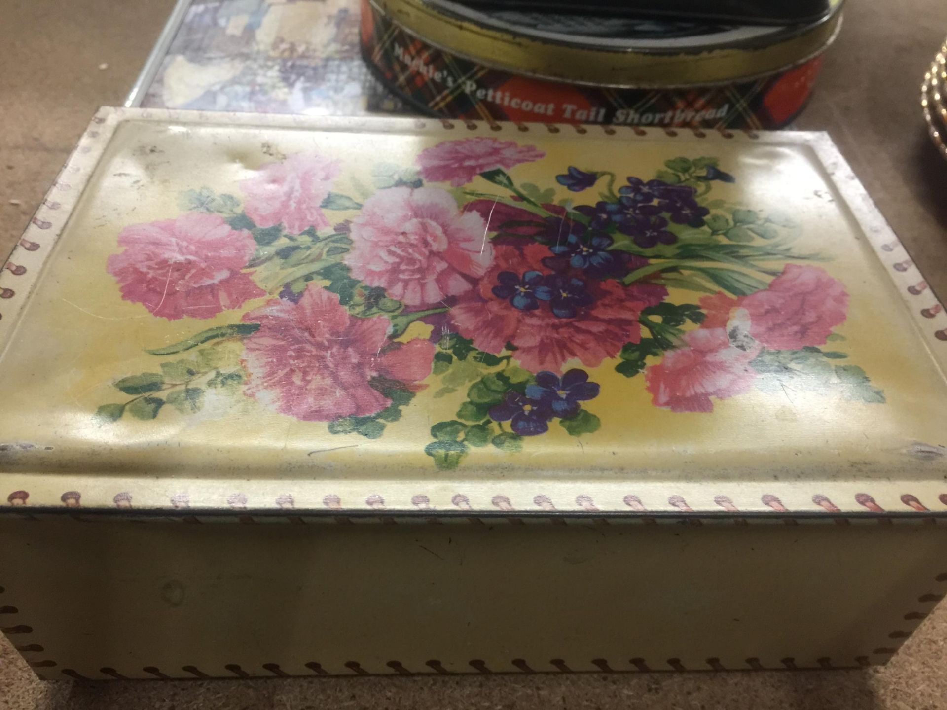 A GROUP OF VINTAGE TINS - Image 2 of 4