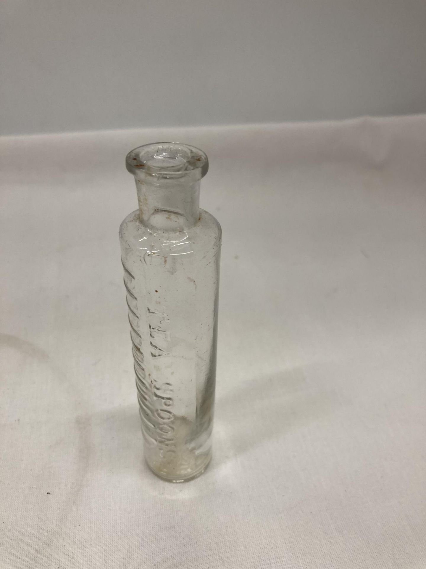 A VINTAGE GLASS PHIAL FOR MEASURING TEASPOONS, HEIGHT 12CM - Image 2 of 2