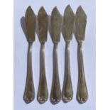 A SET OF FIVE FRENCH FELIX FRERES SILVER PLATED FISH KNIVES, STAMPED, LENGTH 19 CM