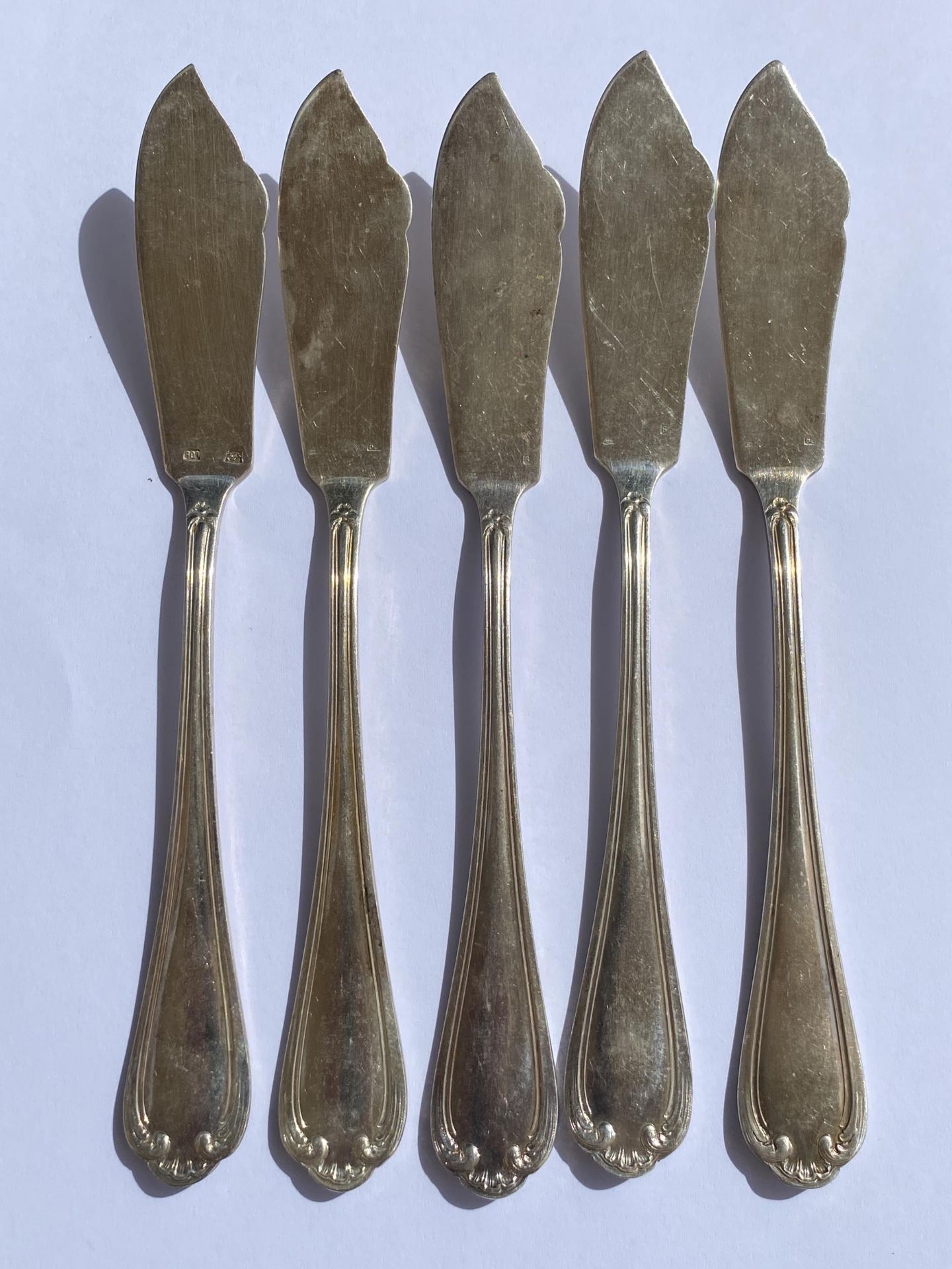 A SET OF FIVE FRENCH FELIX FRERES SILVER PLATED FISH KNIVES, STAMPED, LENGTH 19 CM