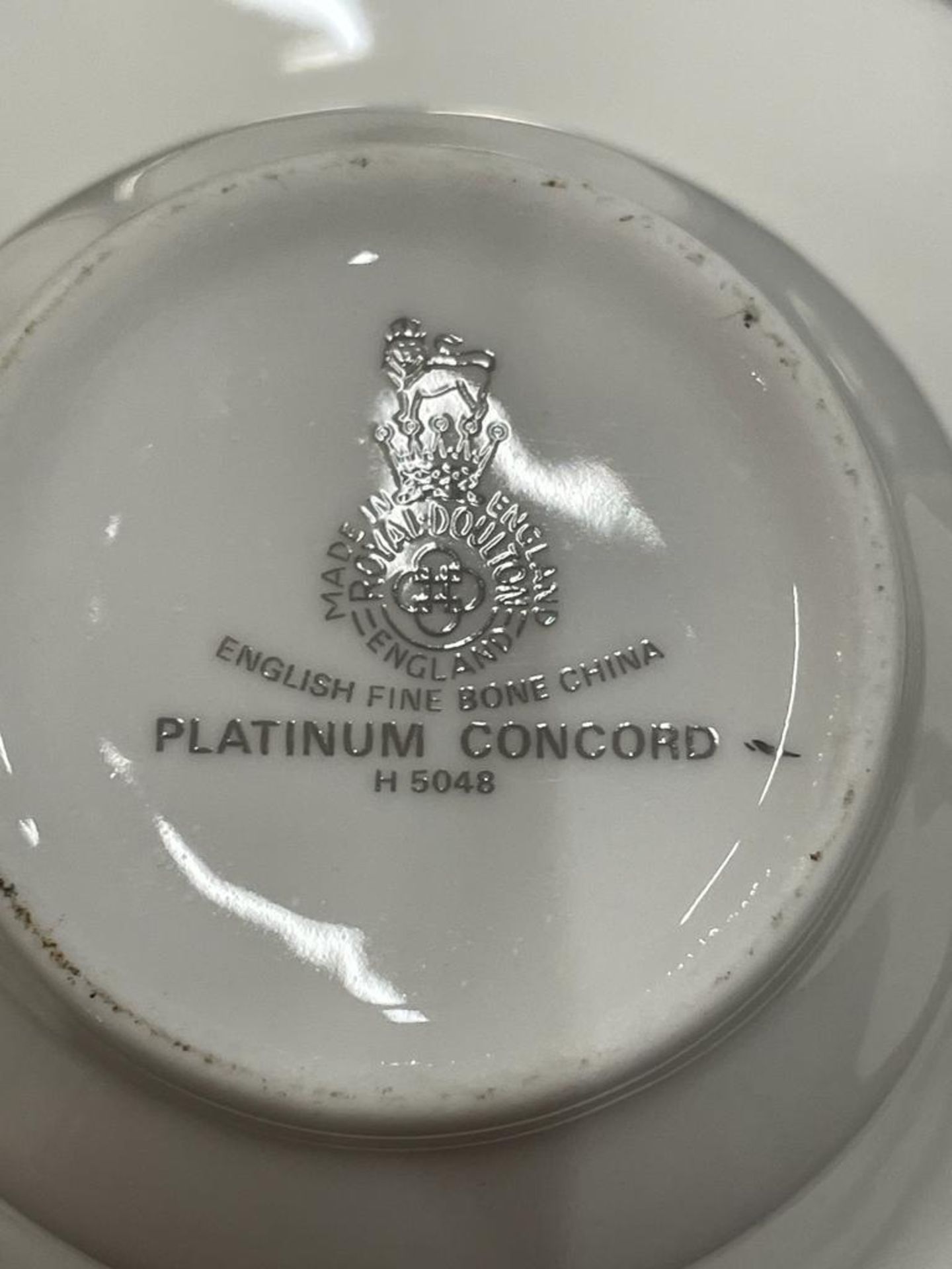 A LARGE ROYAL DOULTON 'PLATINUM CONCORD' PATTERN WHITE BONE CHINA DINNER SERVICE - Image 5 of 5